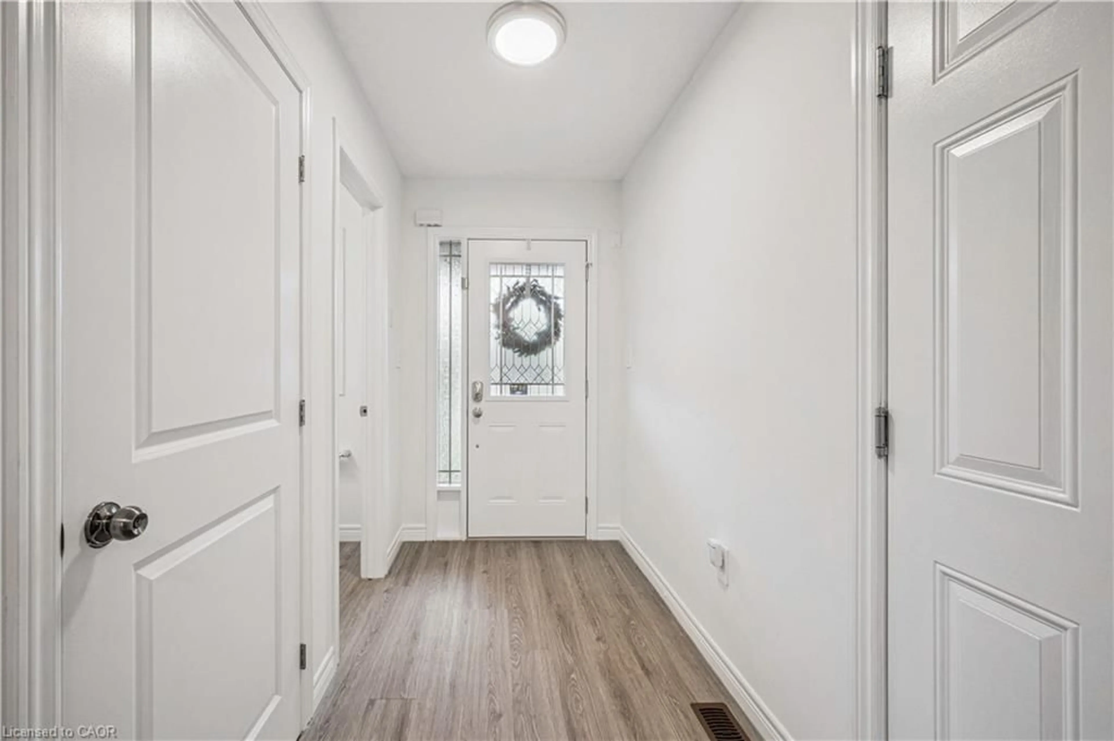 Indoor entryway for 7 Forest Creek Dr, Kitchener Ontario N2R 0B2