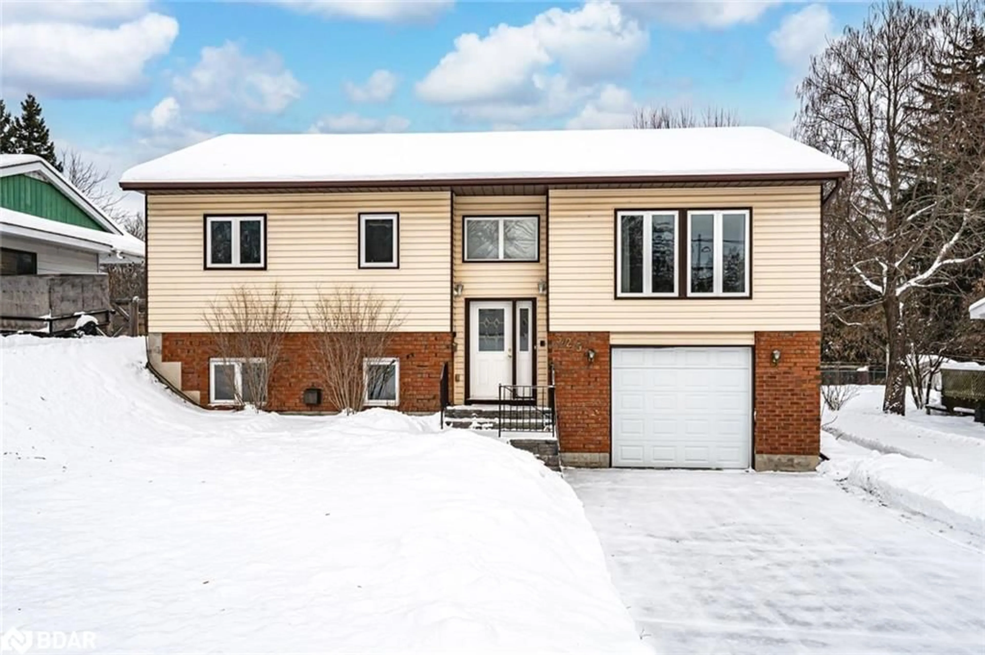 Home with vinyl exterior material, street for 325 Ouida St, Waubaushene Ontario L0K 2C0