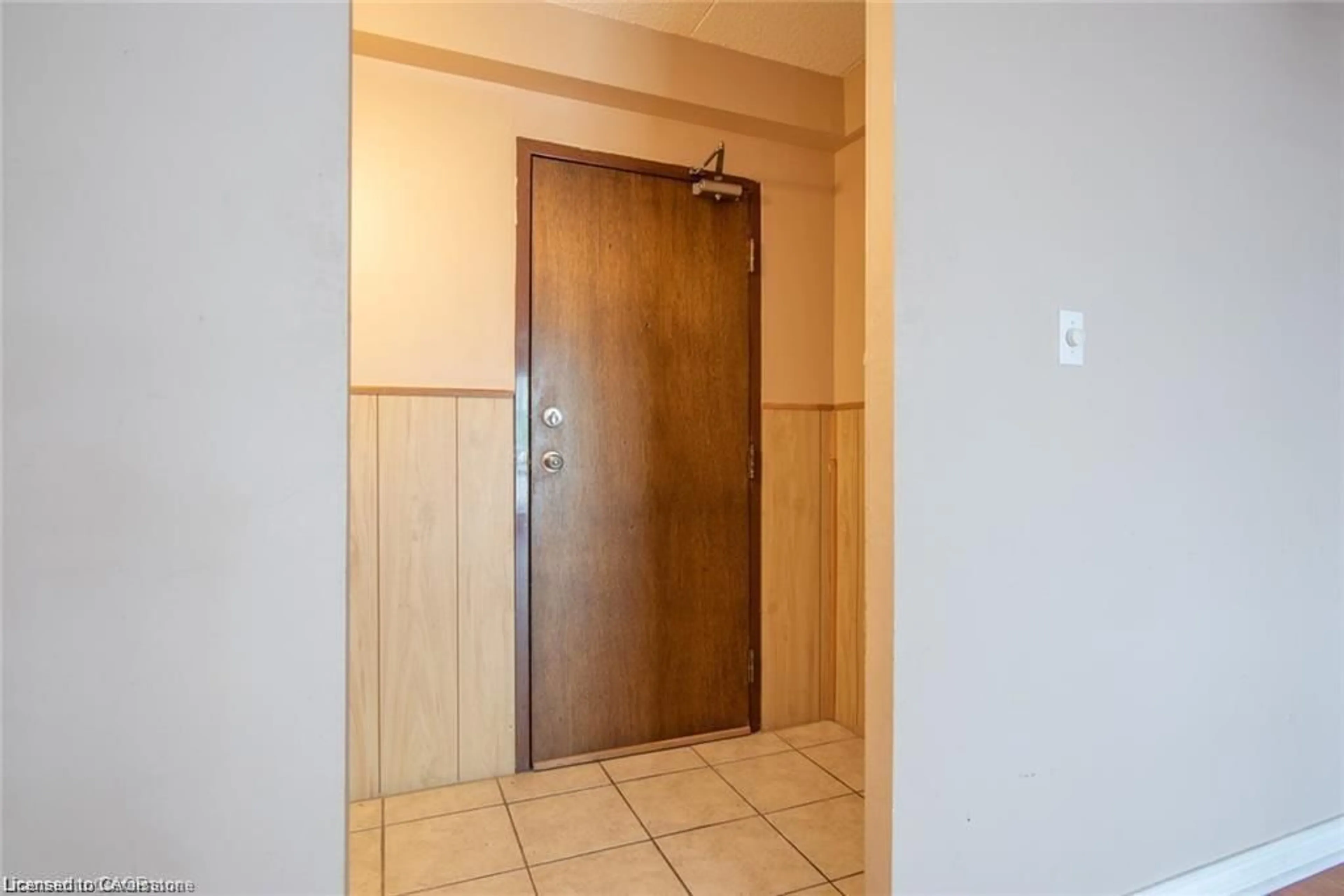 Indoor foyer for 71 Vanier Dr #211, Kitchener Ontario N2C 1J4