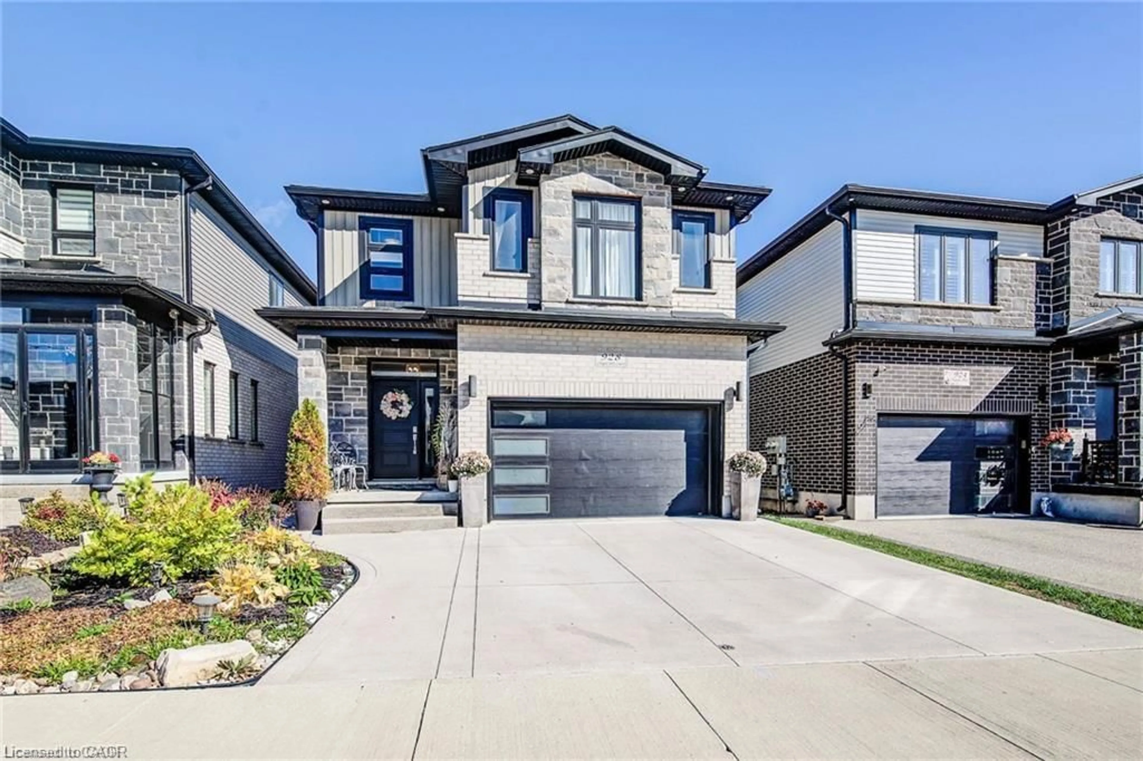 Home with brick exterior material, street for 928 Chapel Hill Crt, Kitchener Ontario N2R 0P4