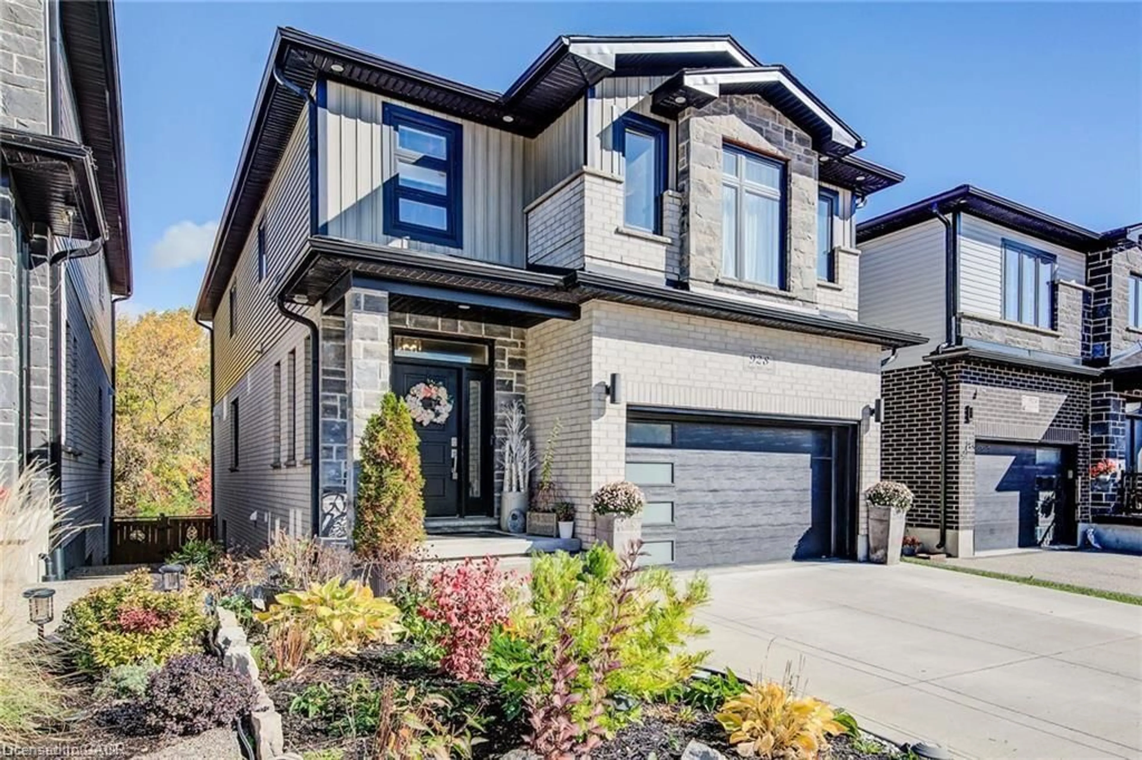 Home with brick exterior material, street for 928 Chapel Hill Crt, Kitchener Ontario N2R 0P4