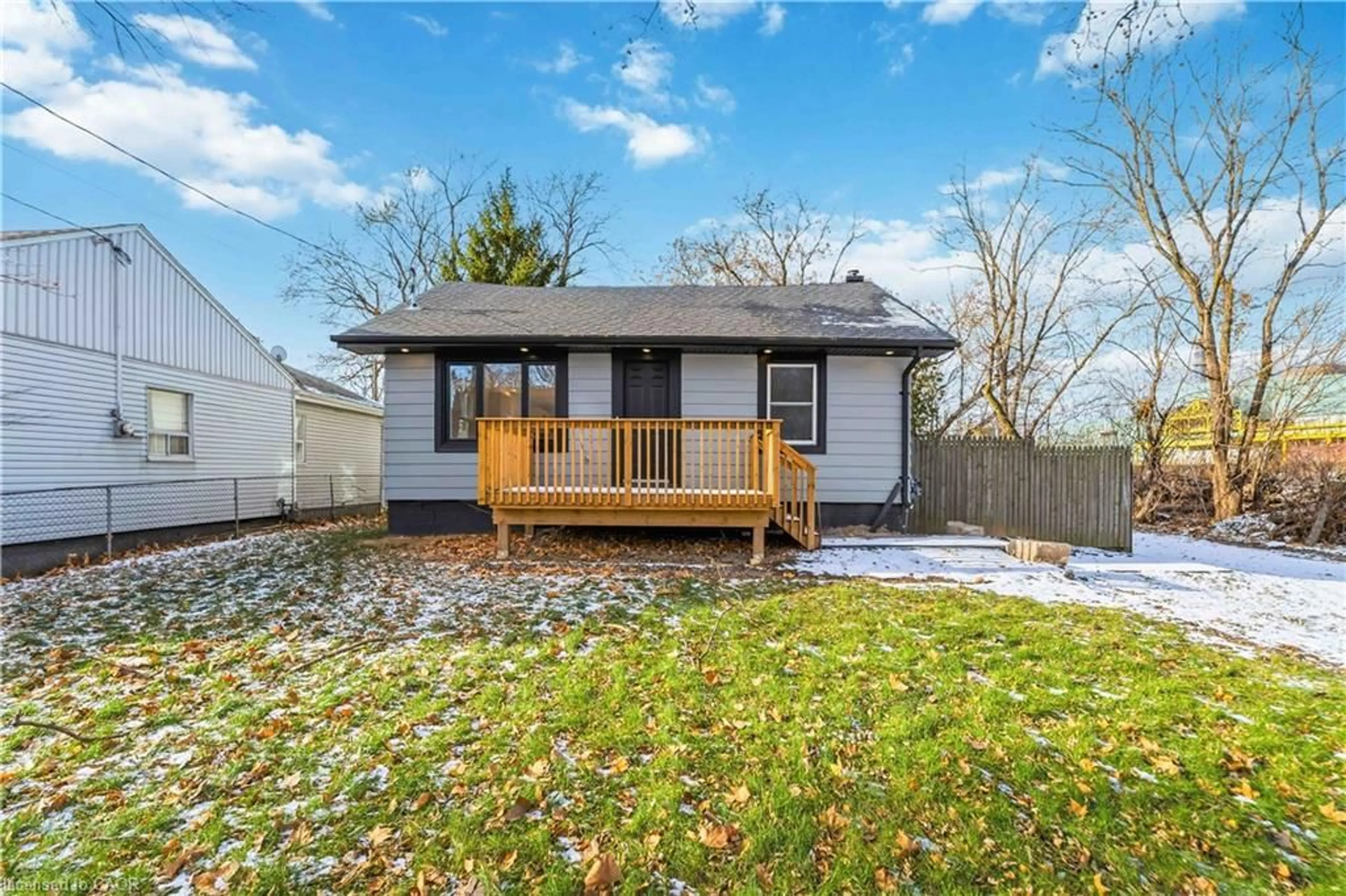 Home with vinyl exterior material, street for 387 Weir St, Hamilton Ontario L8H 5G6