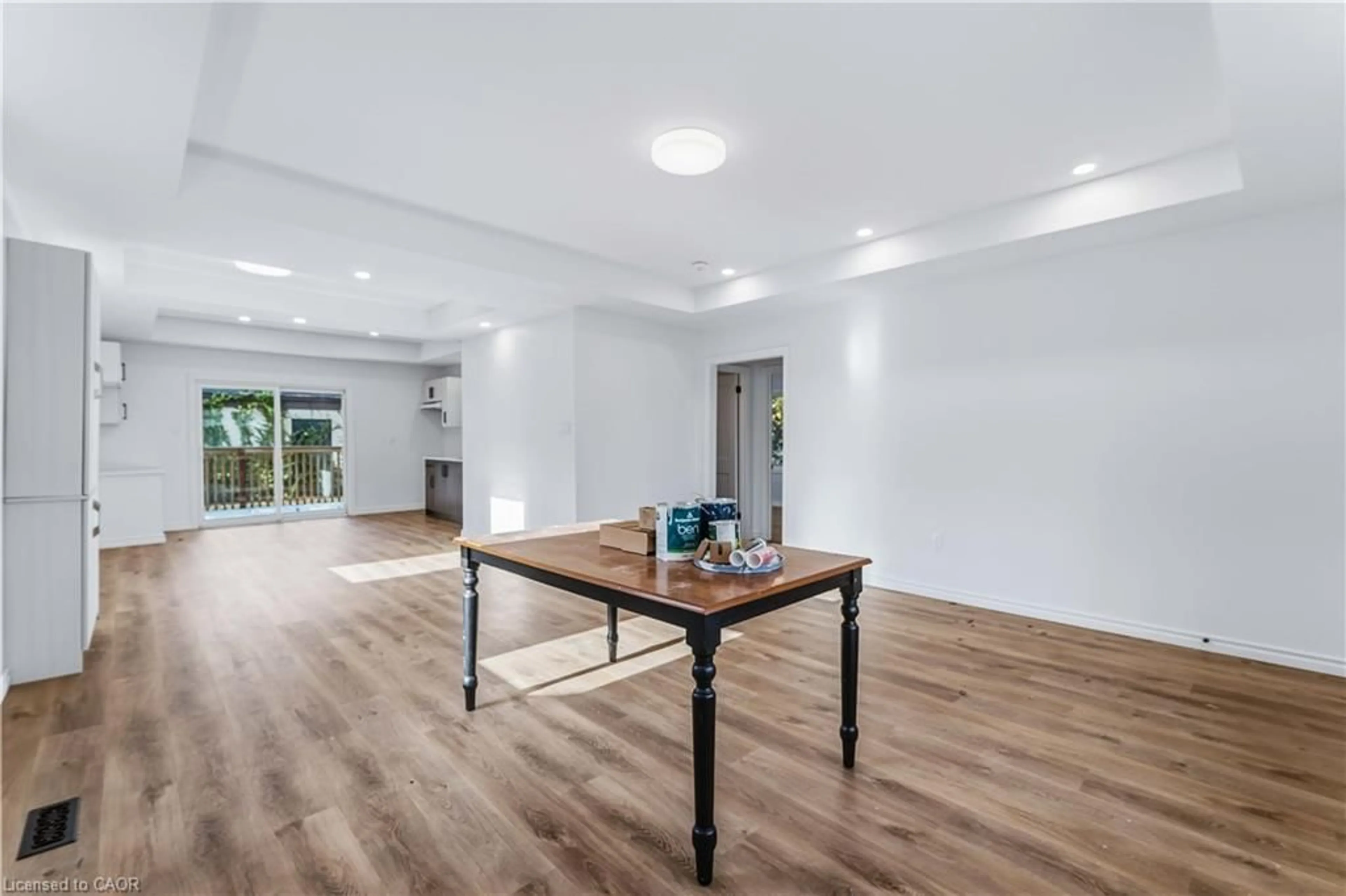 Indoor foyer for 387 Weir St, Hamilton Ontario L8H 5G6