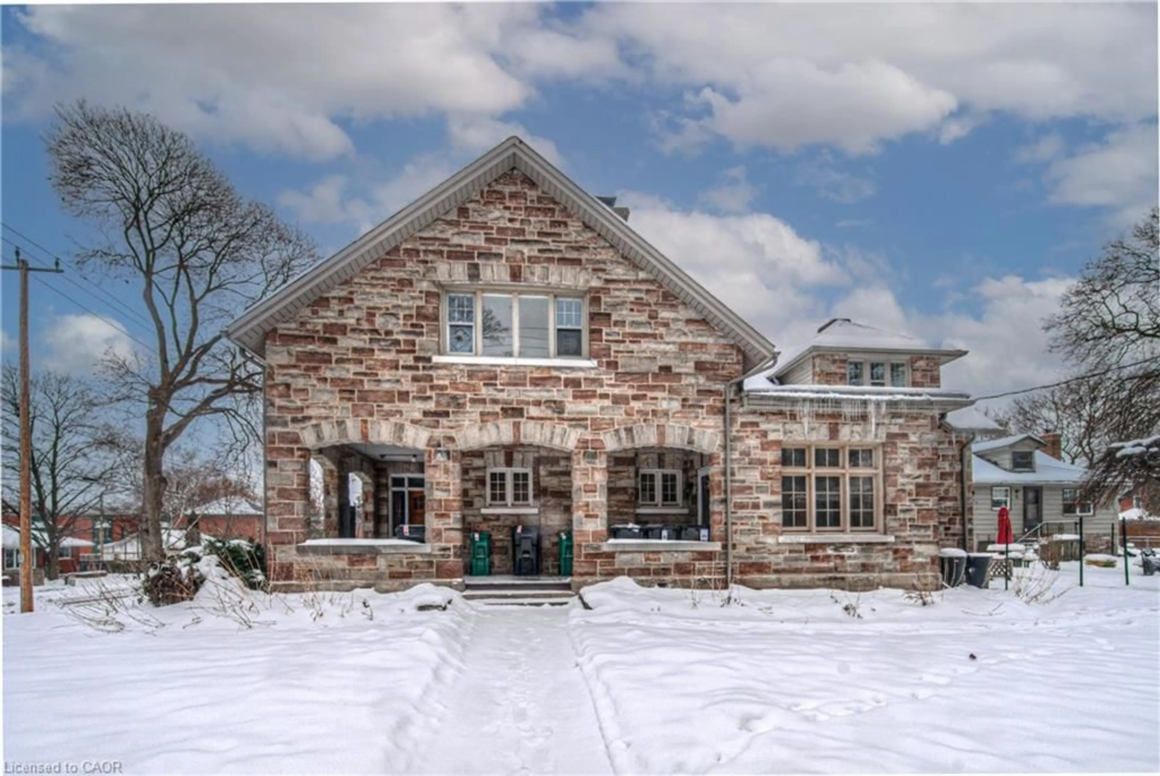 Home with brick exterior material, building for 916 Queenston Rd, Cambridge Ontario N3H 3K8