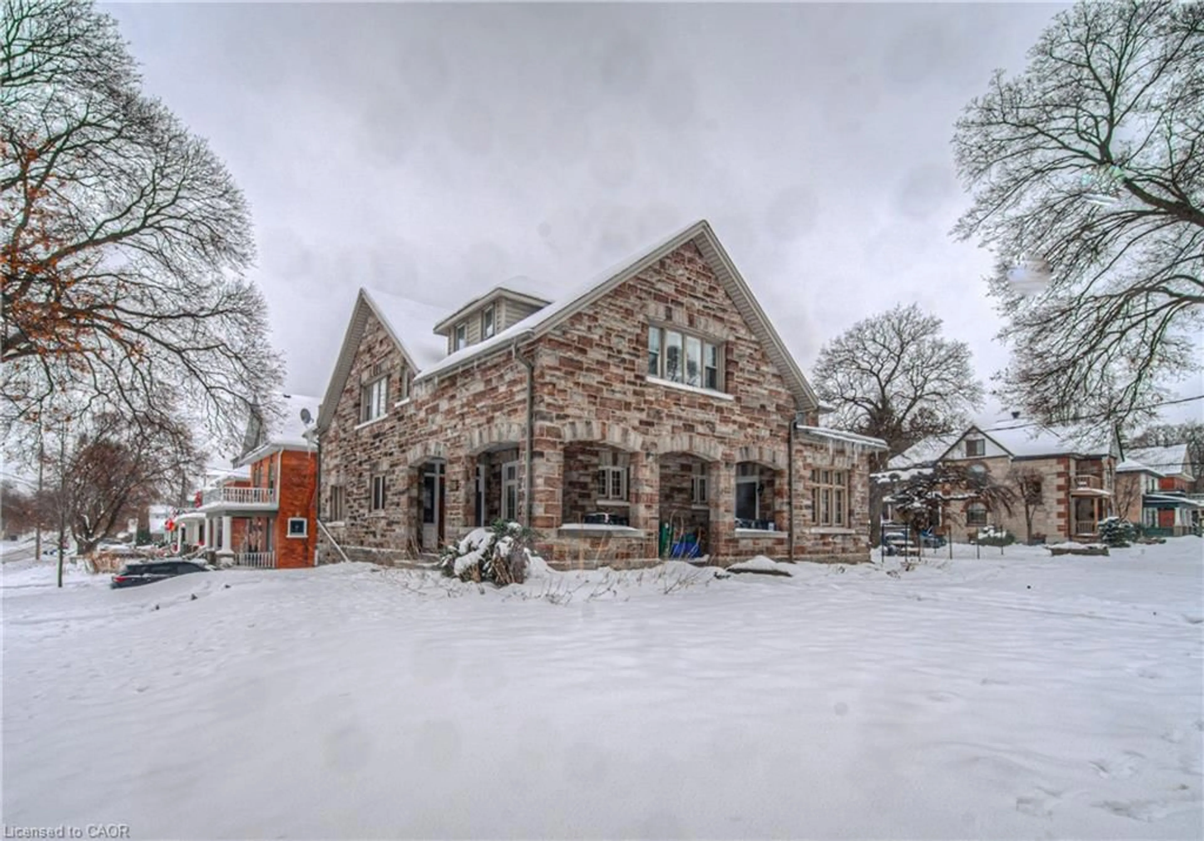 A pic from outside/outdoor area/front of a property/back of a property/a pic from drone, building for 916 Queenston Rd, Cambridge Ontario N3H 3K8