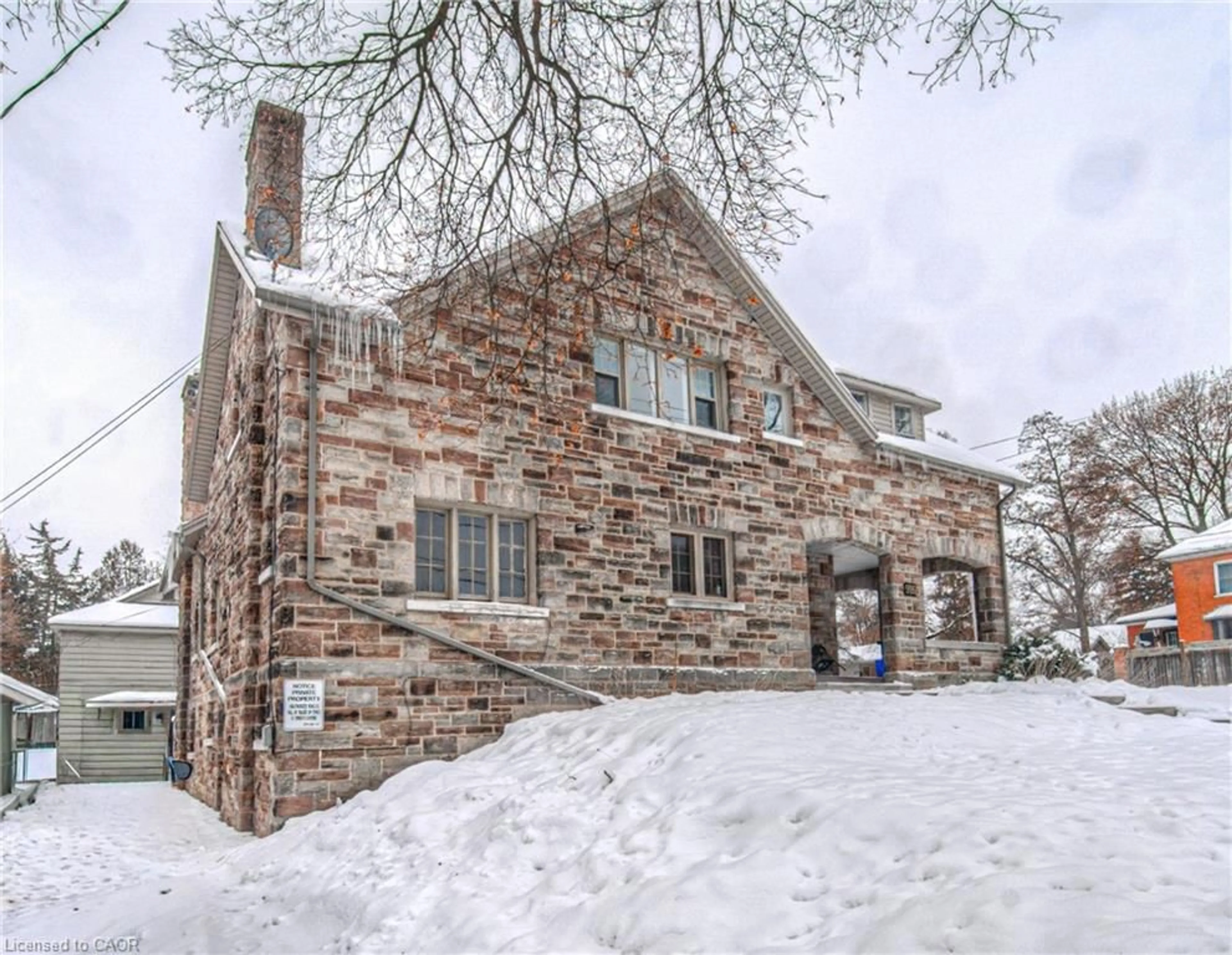 Home with brick exterior material, building for 916 Queenston Rd, Cambridge Ontario N3H 3K8