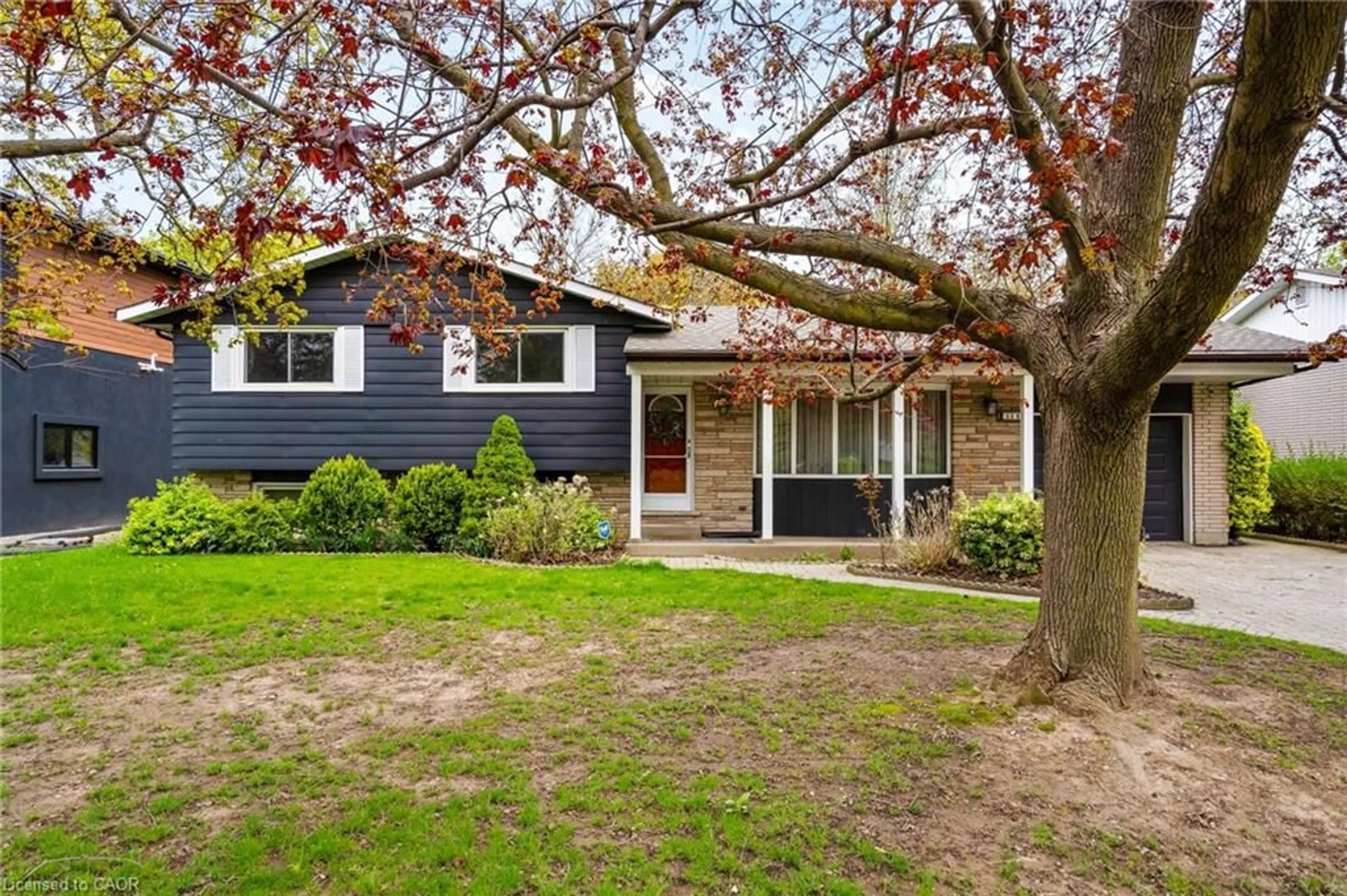 Home with vinyl exterior material, street for 305 Centre St, Niagara-on-the-Lake Ontario L0S 1J0