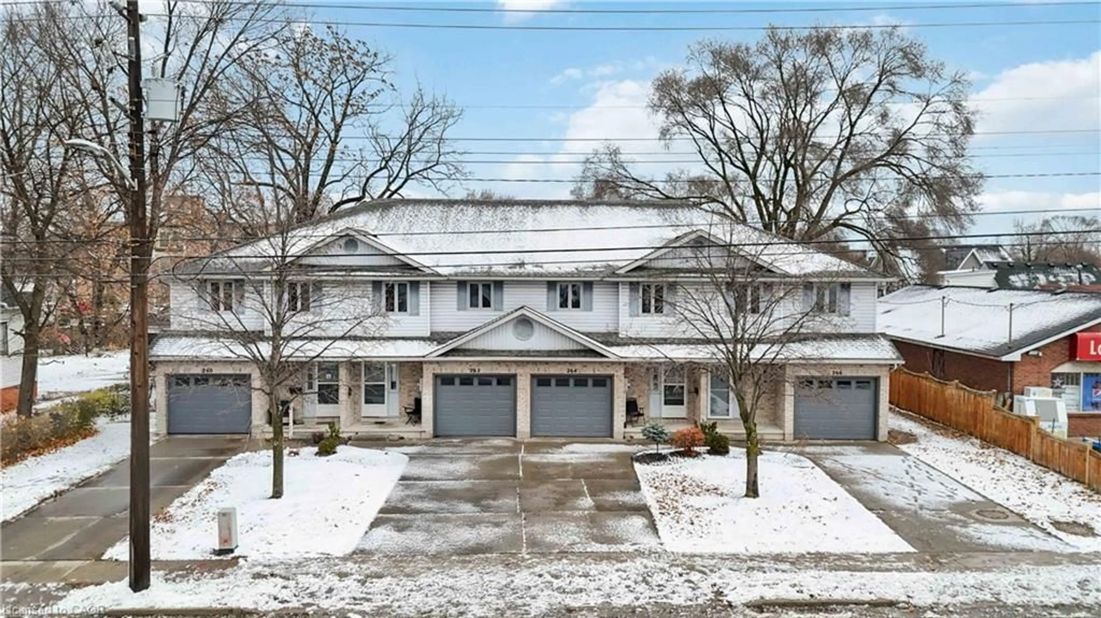 A pic from outside/outdoor area/front of a property/back of a property/a pic from drone, street for 260-266 London Rd, Sarnia Ontario N7T 4V8