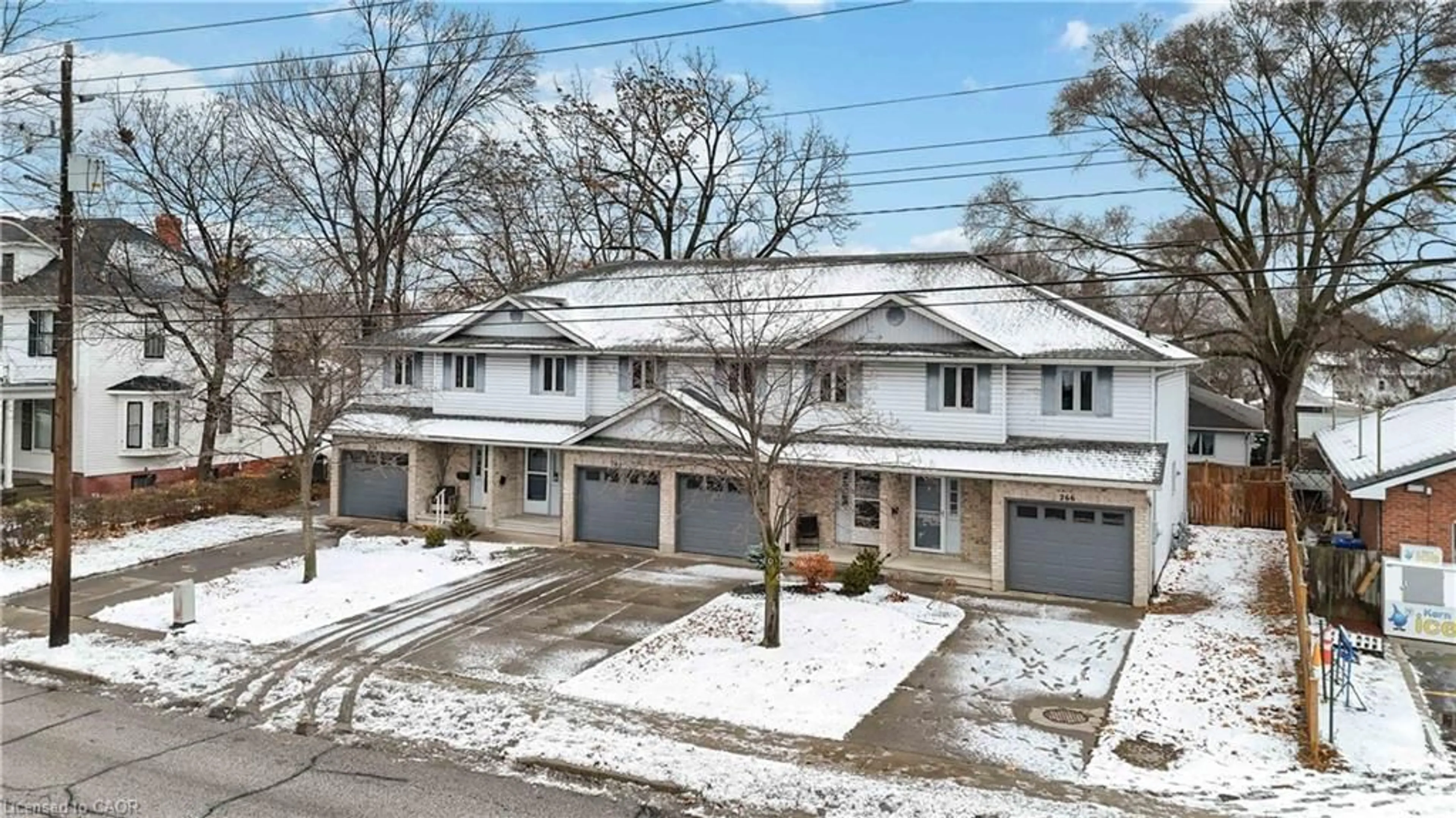 A pic from outside/outdoor area/front of a property/back of a property/a pic from drone, street for 260-266 London Rd, Sarnia Ontario N7T 4V8