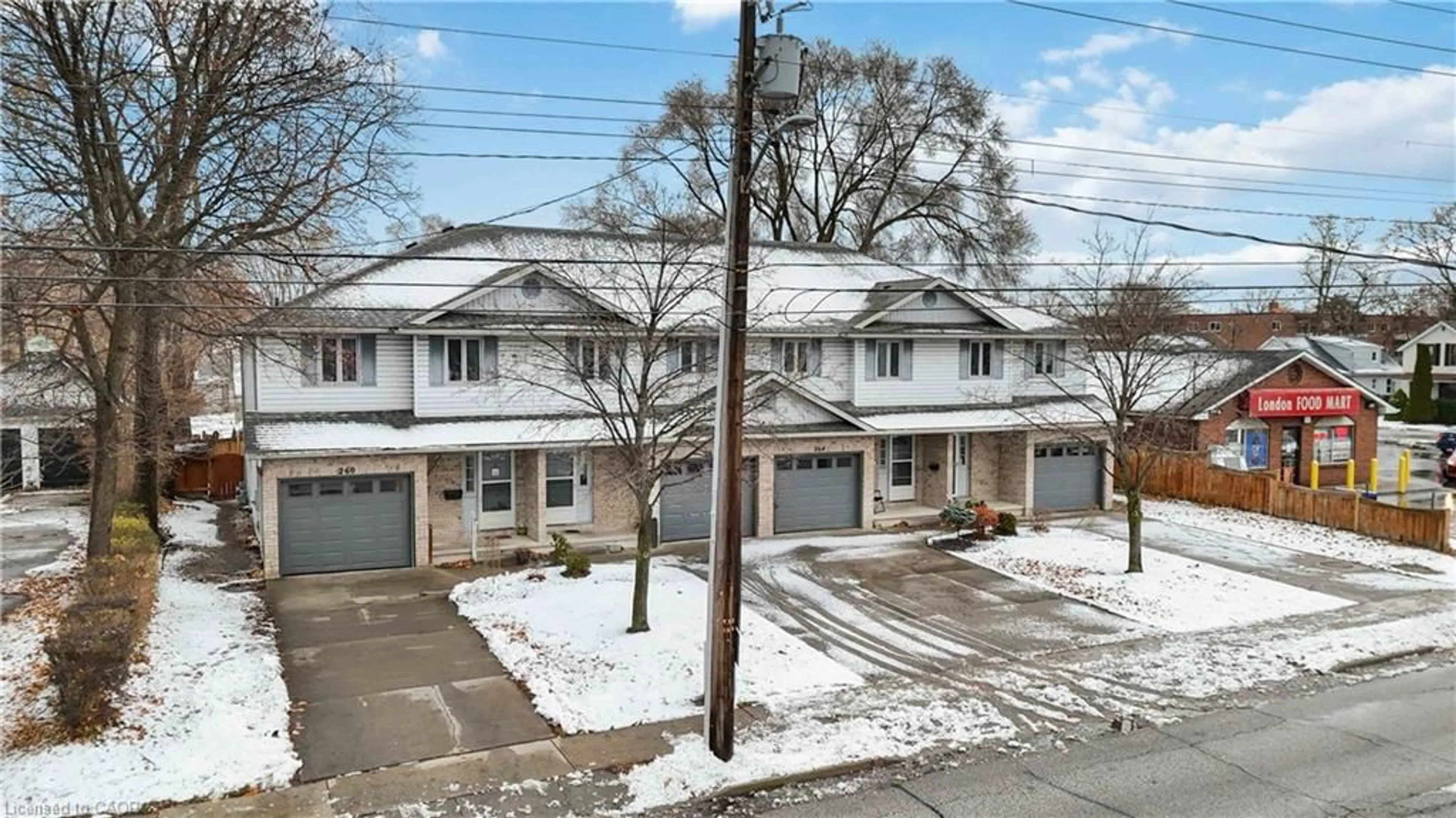 A pic from outside/outdoor area/front of a property/back of a property/a pic from drone, street for 260-266 London Rd, Sarnia Ontario N7T 4V8