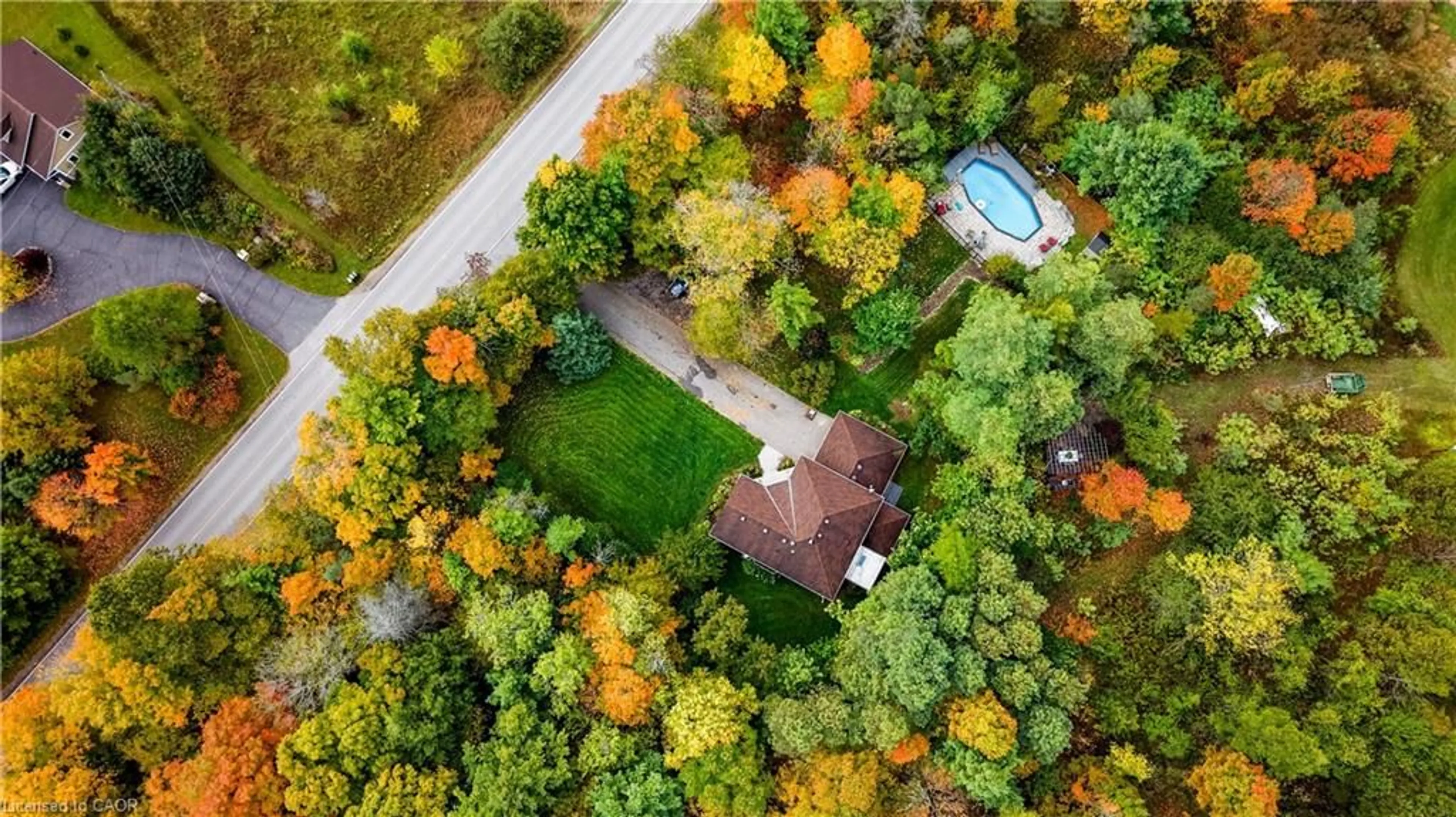 A pic from outside/outdoor area/front of a property/back of a property/a pic from drone, street for 7664 Maltby Rd, Puslinch Ontario N0B 2J0