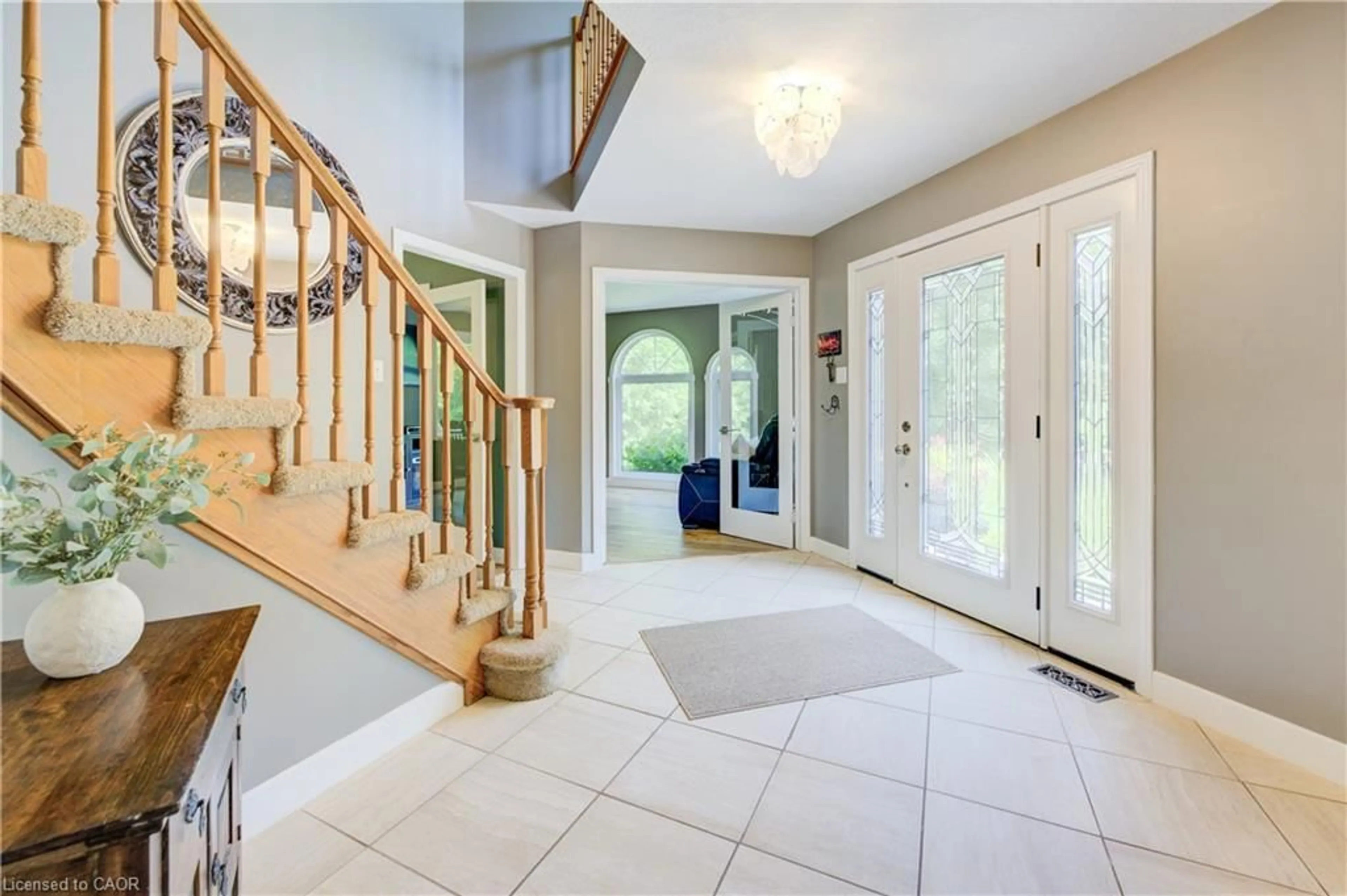 Indoor entryway for 7664 Maltby Rd, Puslinch Ontario N0B 2J0