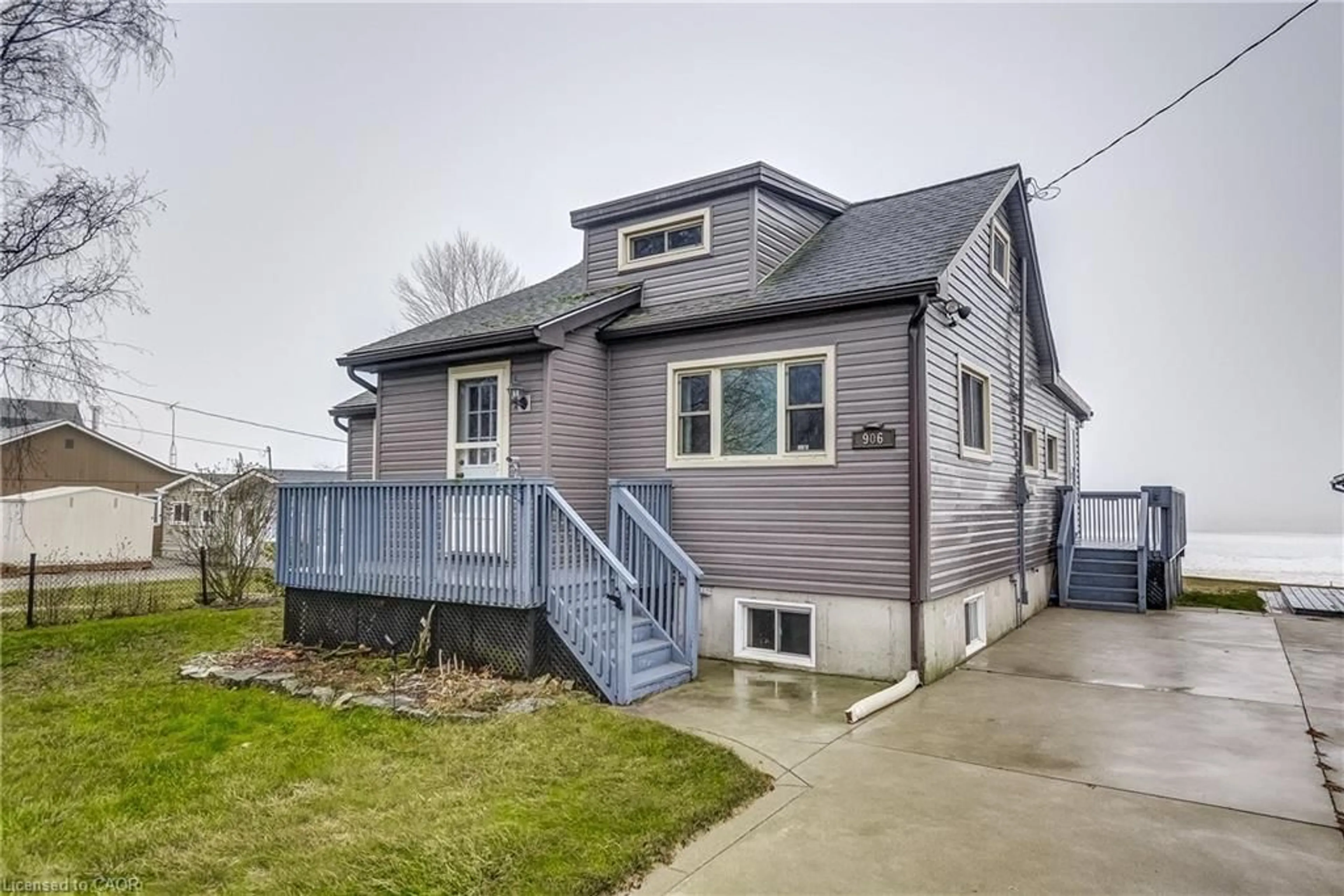 Home with vinyl exterior material, street for 906 Lakeshore Rd, Selkirk Ontario N0A 1P0