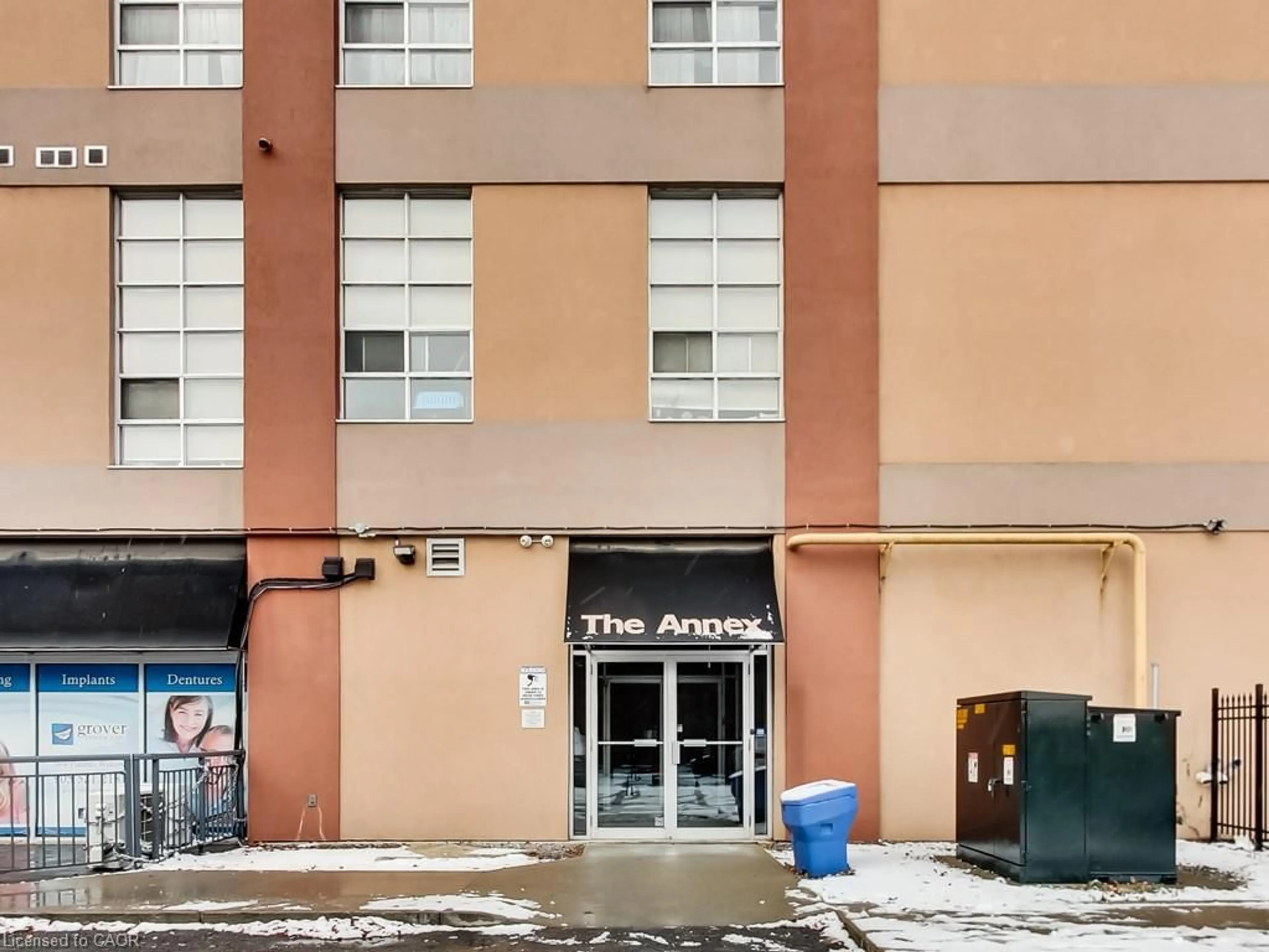 Indoor foyer for 11 Rebecca St #307, Hamilton Ontario L8R 3H7