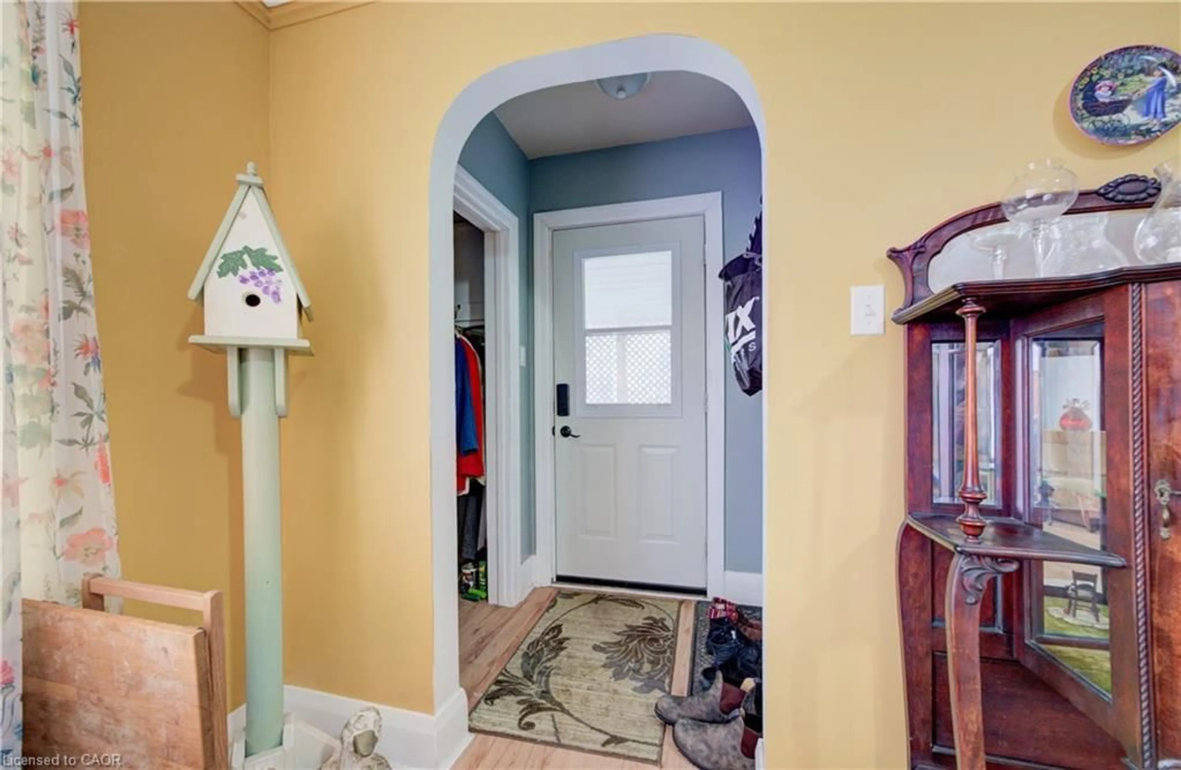 Indoor entryway for 611 James St, Delhi Ontario N4B 2C6