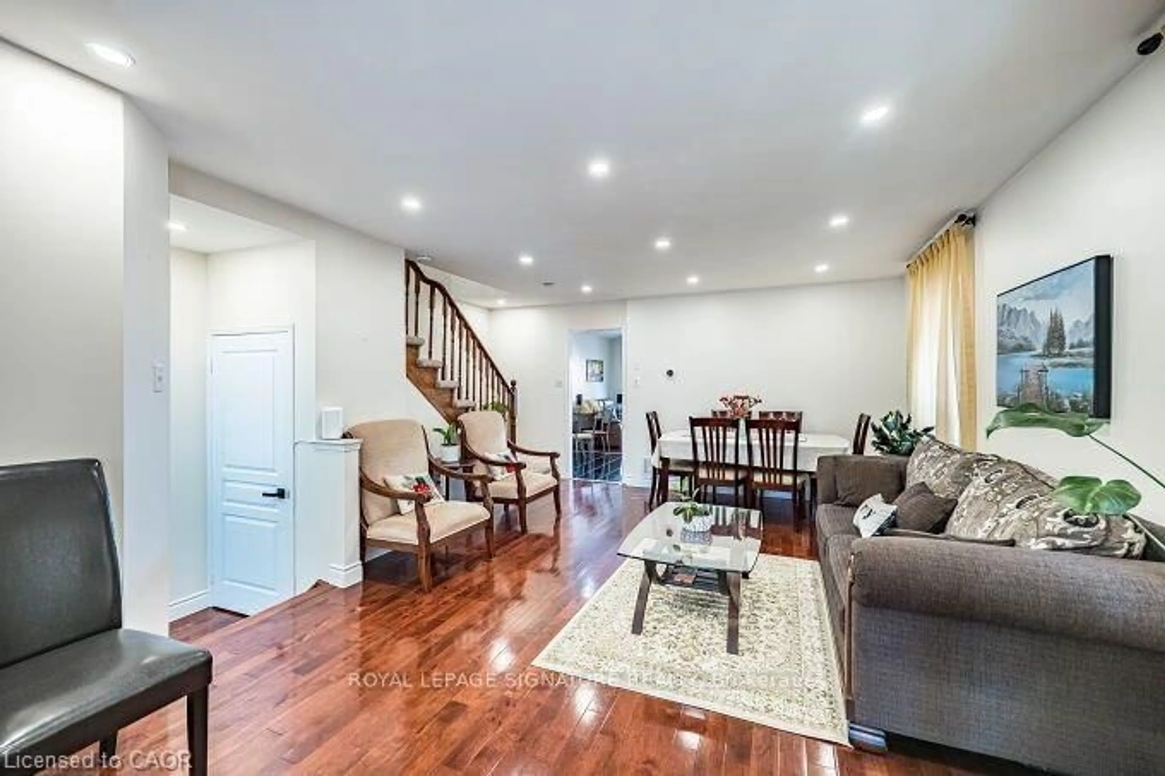 Living room with furniture, wood/laminate floor for 5708 Margarita Cres, Mississauga Ontario L5M 6Y8