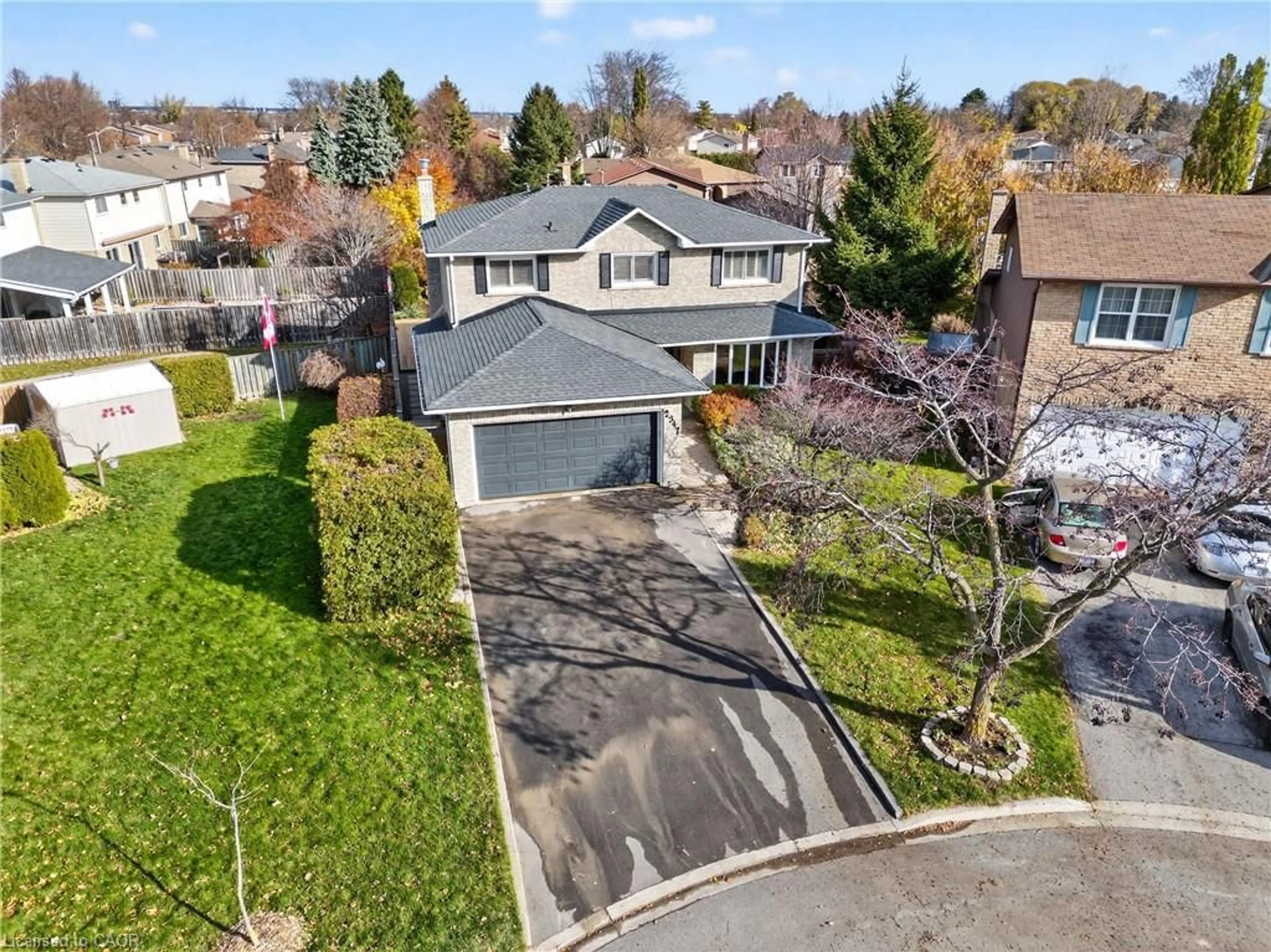 A pic from outside/outdoor area/front of a property/back of a property/a pic from drone, street for 2347 Tweedsmuir Crt, Burlington Ontario L7P 4K9