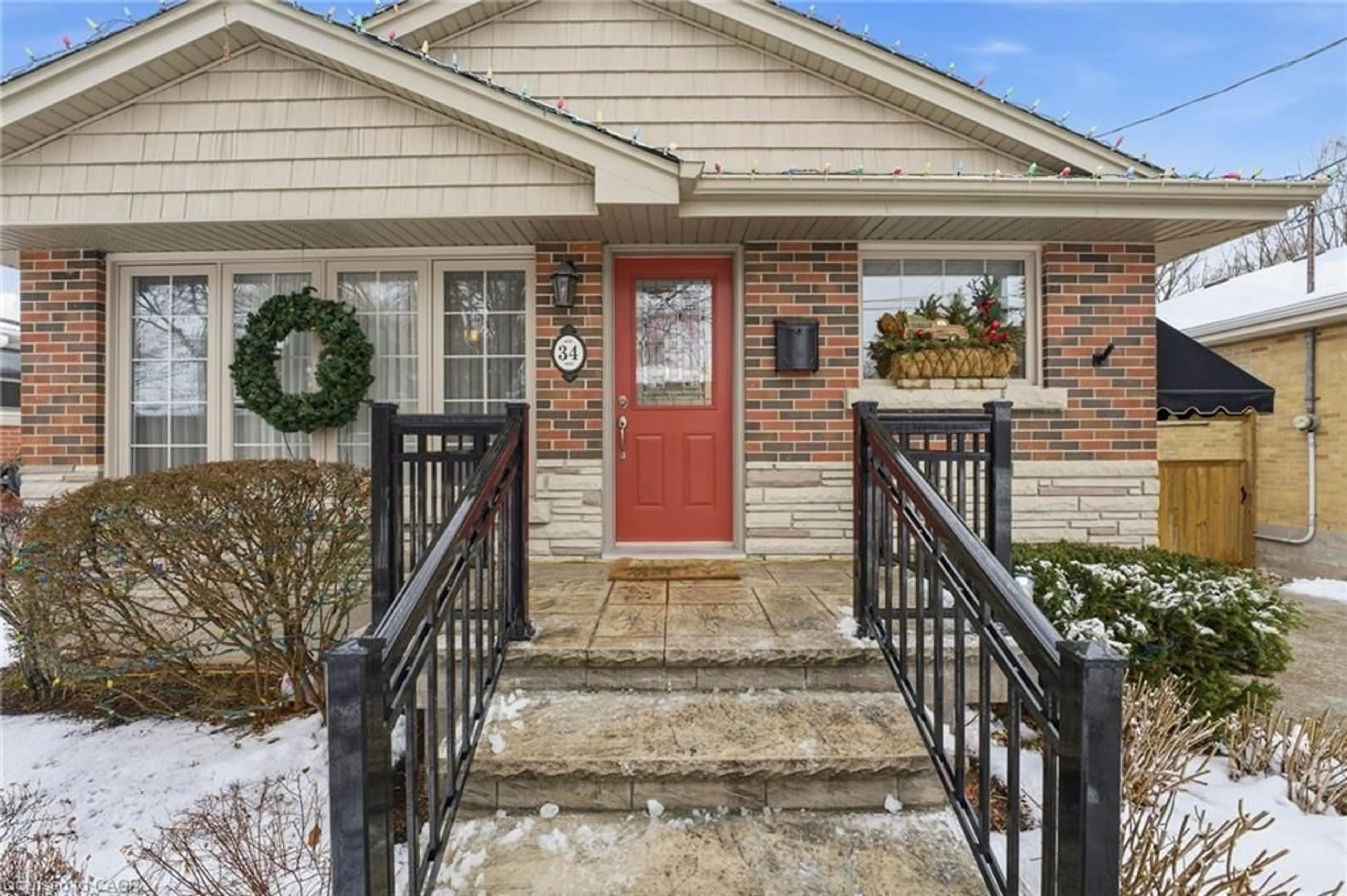 Indoor entryway for 34 Ramsey Cres, Hamilton Ontario L8S 2N2