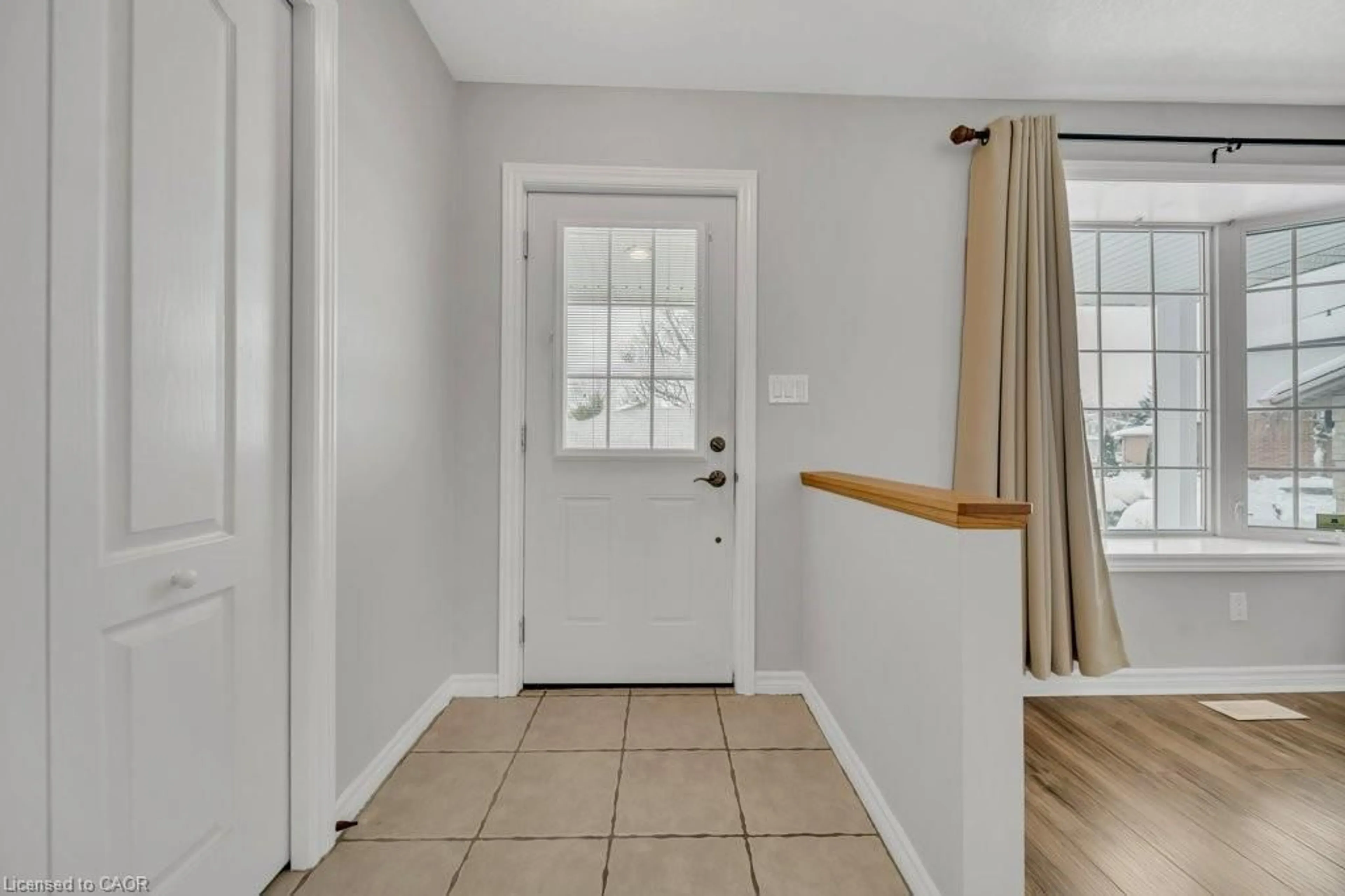 Indoor entryway for 114 Glencliffe Crt, Kitchener Ontario N2B 3X1