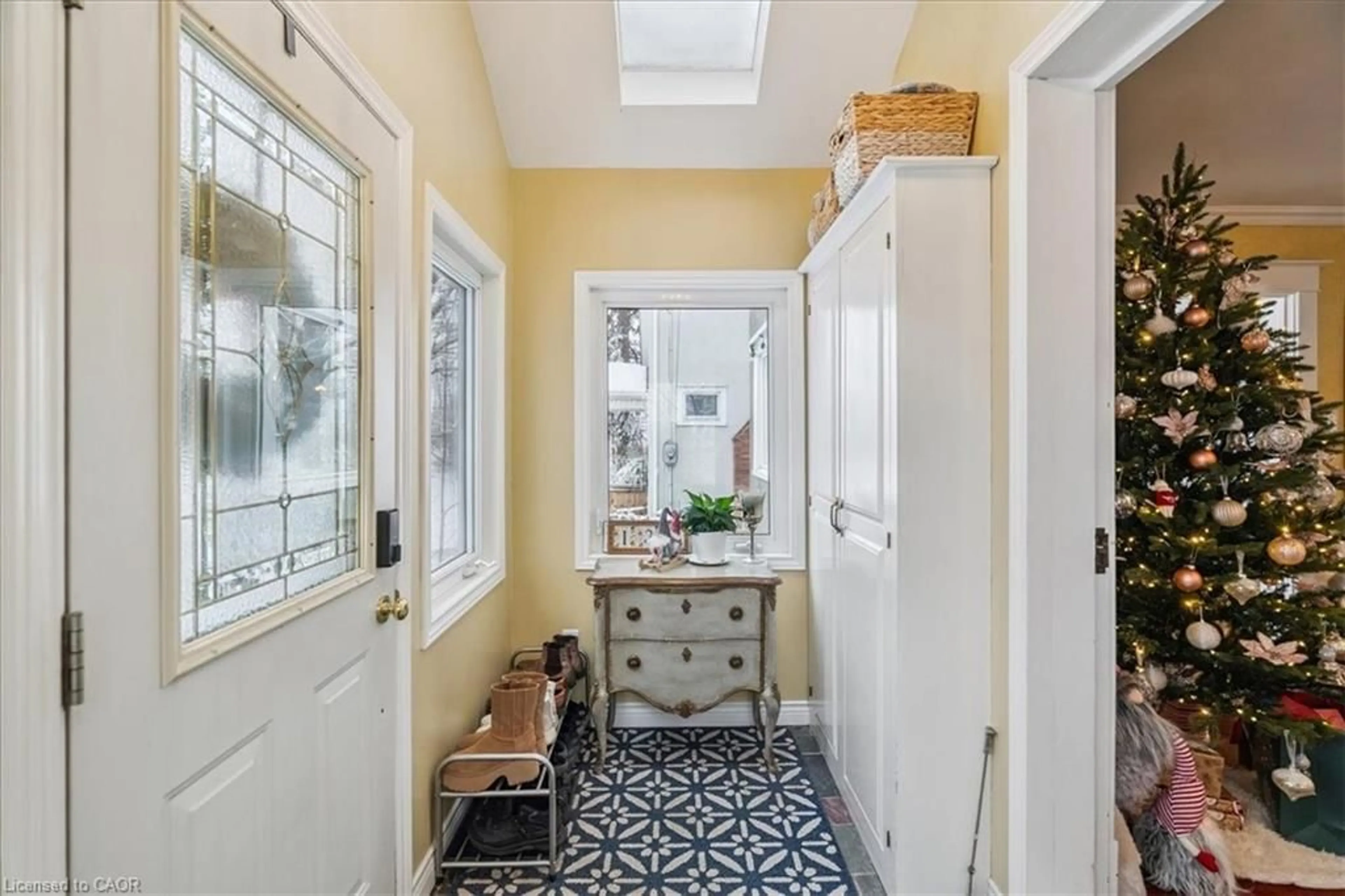 Indoor entryway for 139 Campbell Ave, Campbellville Ontario L0P 1B0