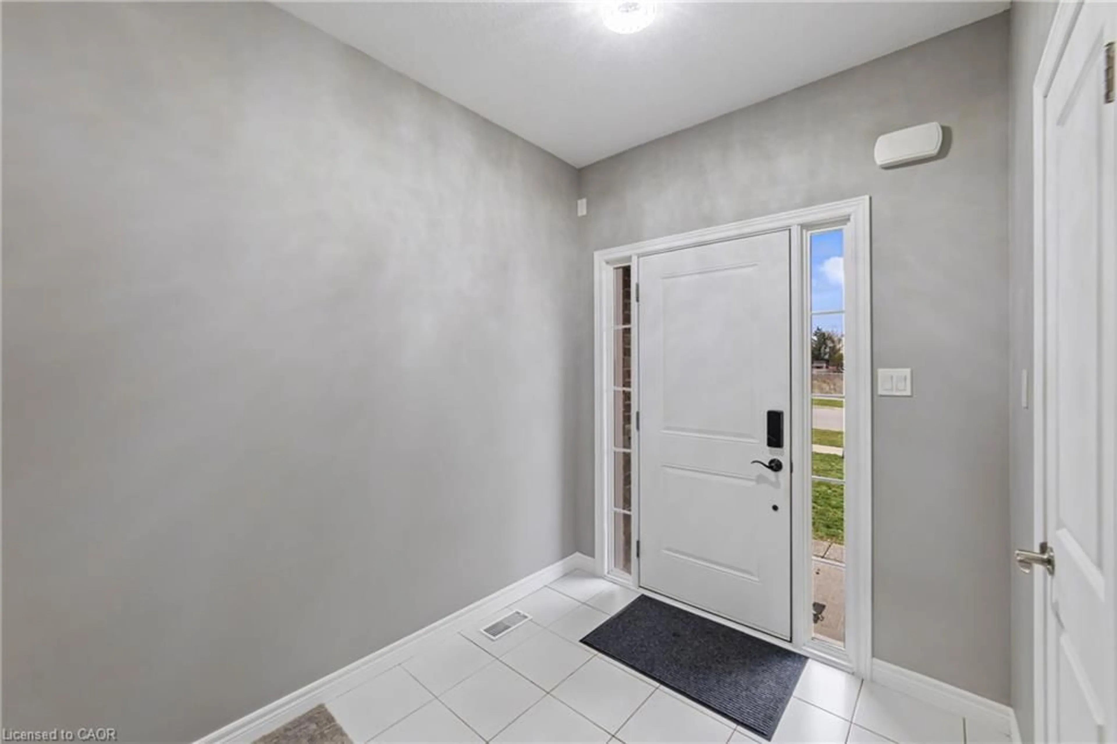 Indoor entryway for 17 Dennis Dr, Smithville Ontario L0R 2A0