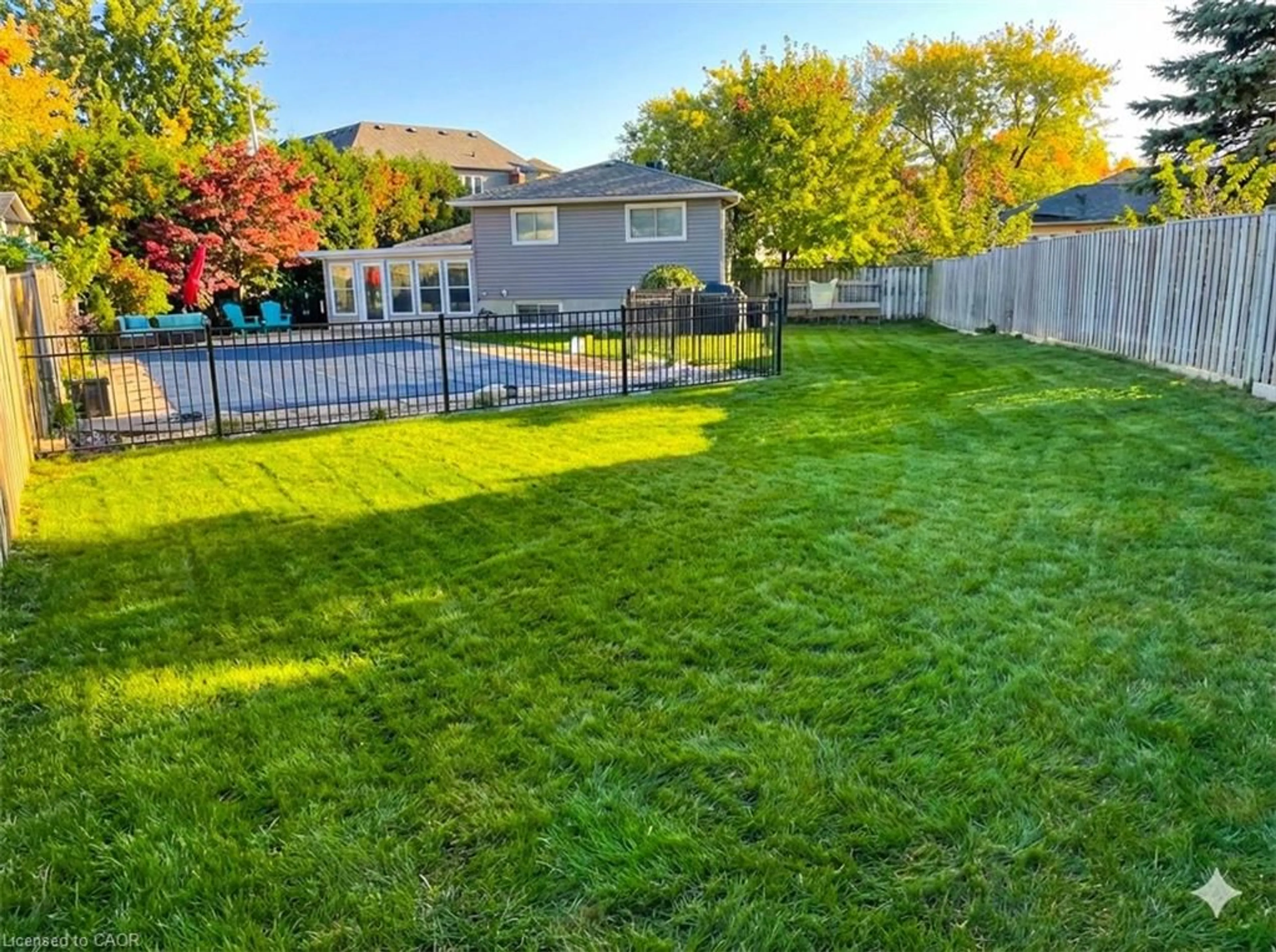 A pic from outside/outdoor area/front of a property/back of a property/a pic from drone, unknown for 2225 Wyandotte Dr, Oakville Ontario L6L 2T4
