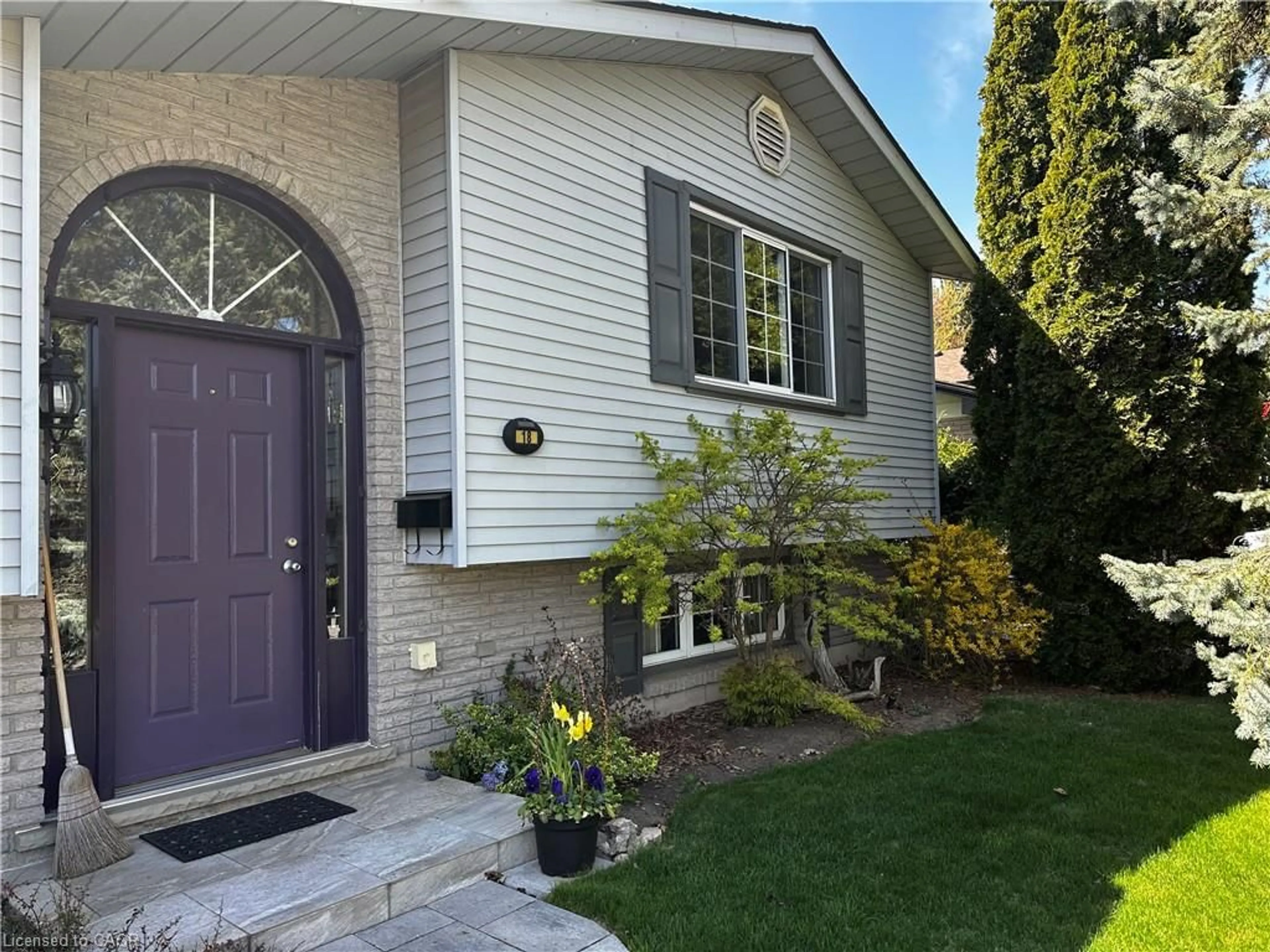 Home with vinyl exterior material, street for 18 Ross St, Waterford Ontario N0E 1Y0