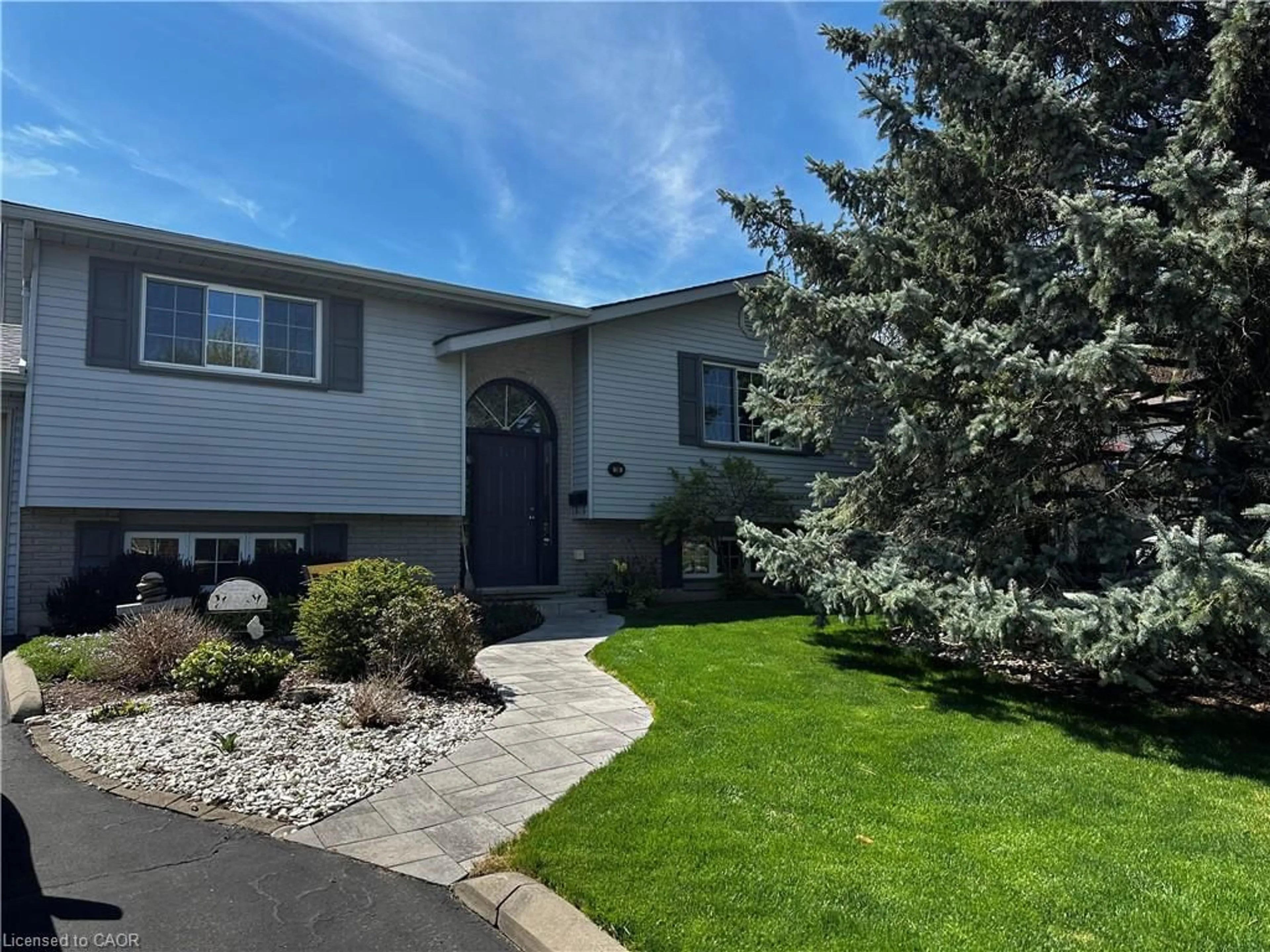 Home with vinyl exterior material, street for 18 Ross St, Waterford Ontario N0E 1Y0