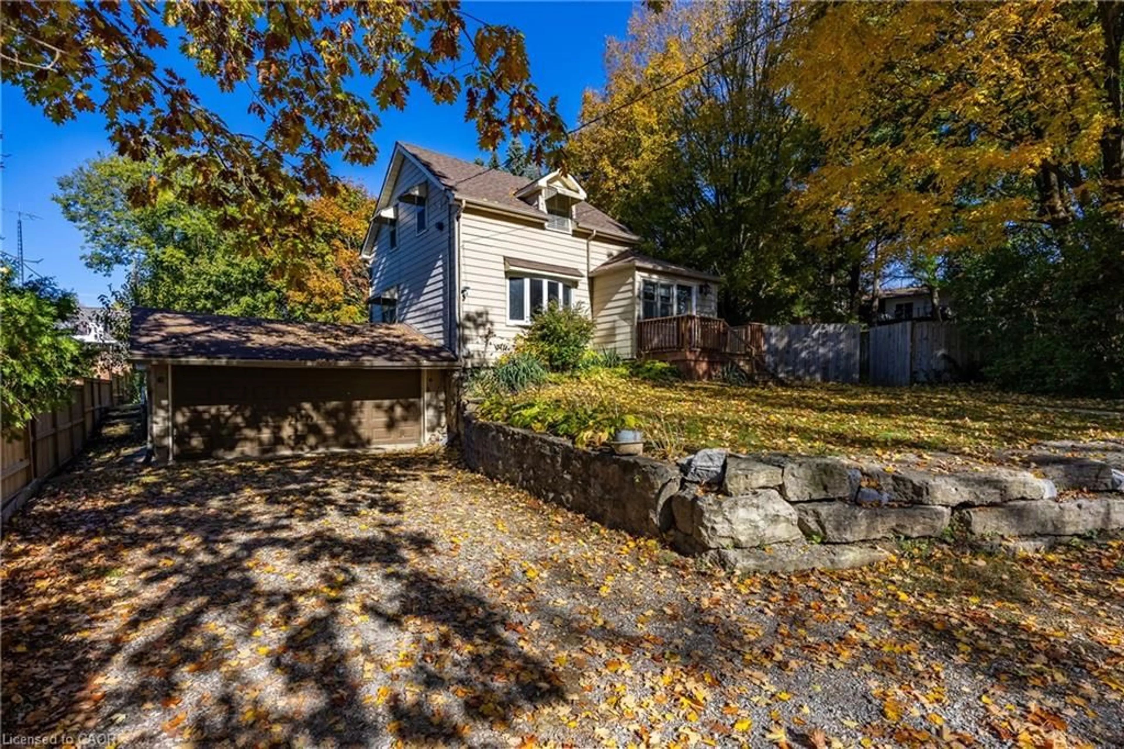 A pic from outside/outdoor area/front of a property/back of a property/a pic from drone, street for 17 Mechanic St, Waterford Ontario N0E 1Y0