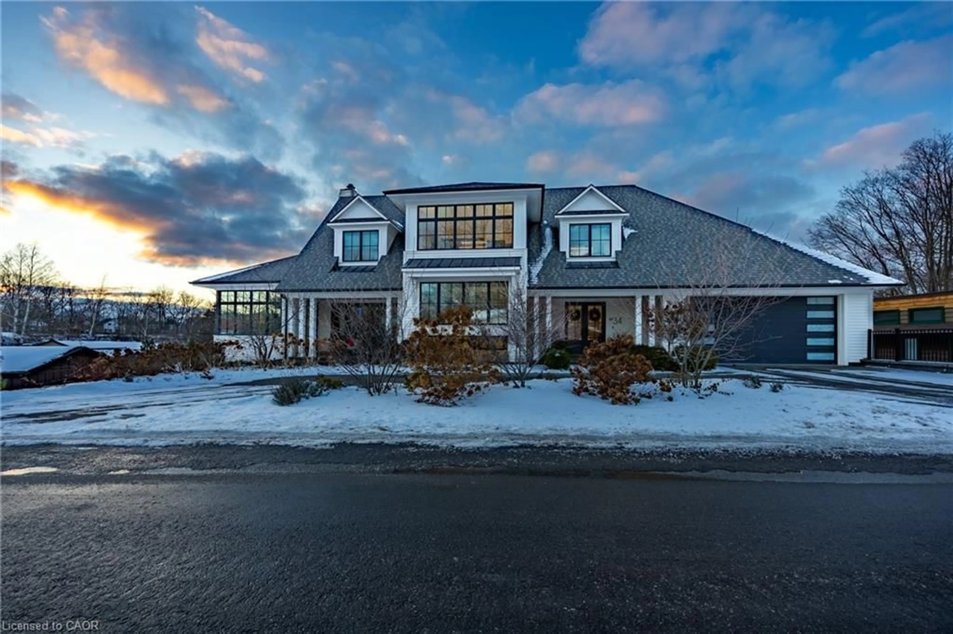 Indoor foyer for 34 Grand St, Port Dover Ontario N0A 1N7