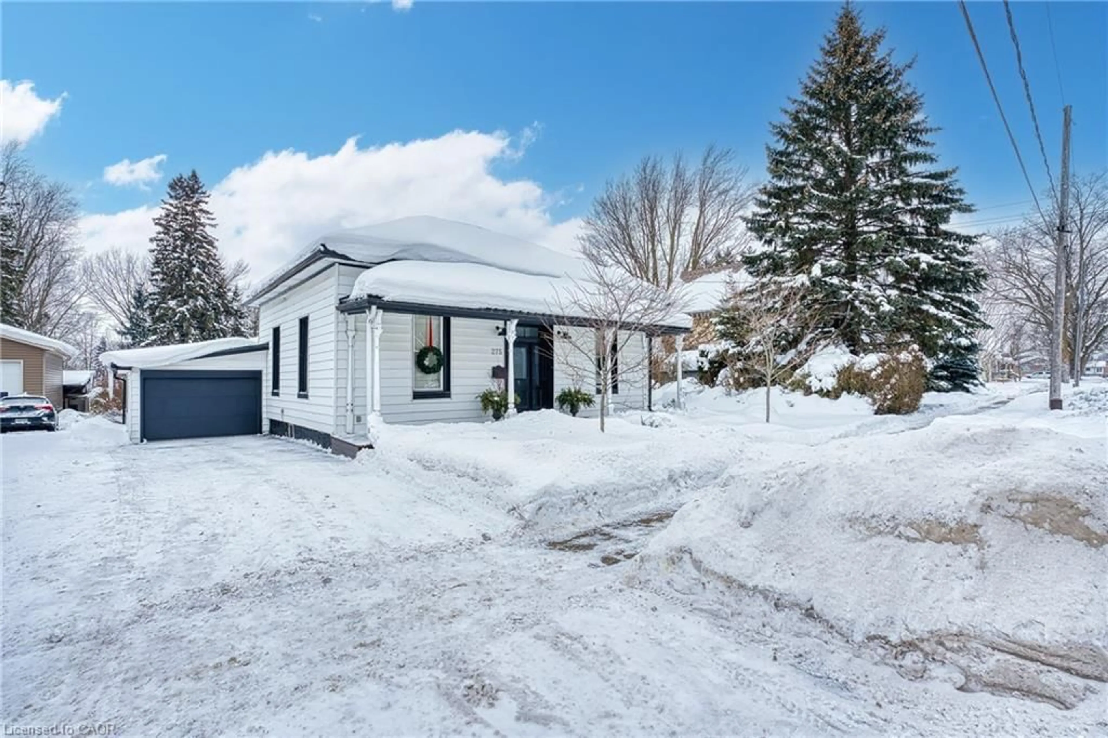 A pic from outside/outdoor area/front of a property/back of a property/a pic from drone, street for 275 Victoria Ave, Listowel Ontario N4W 1S9