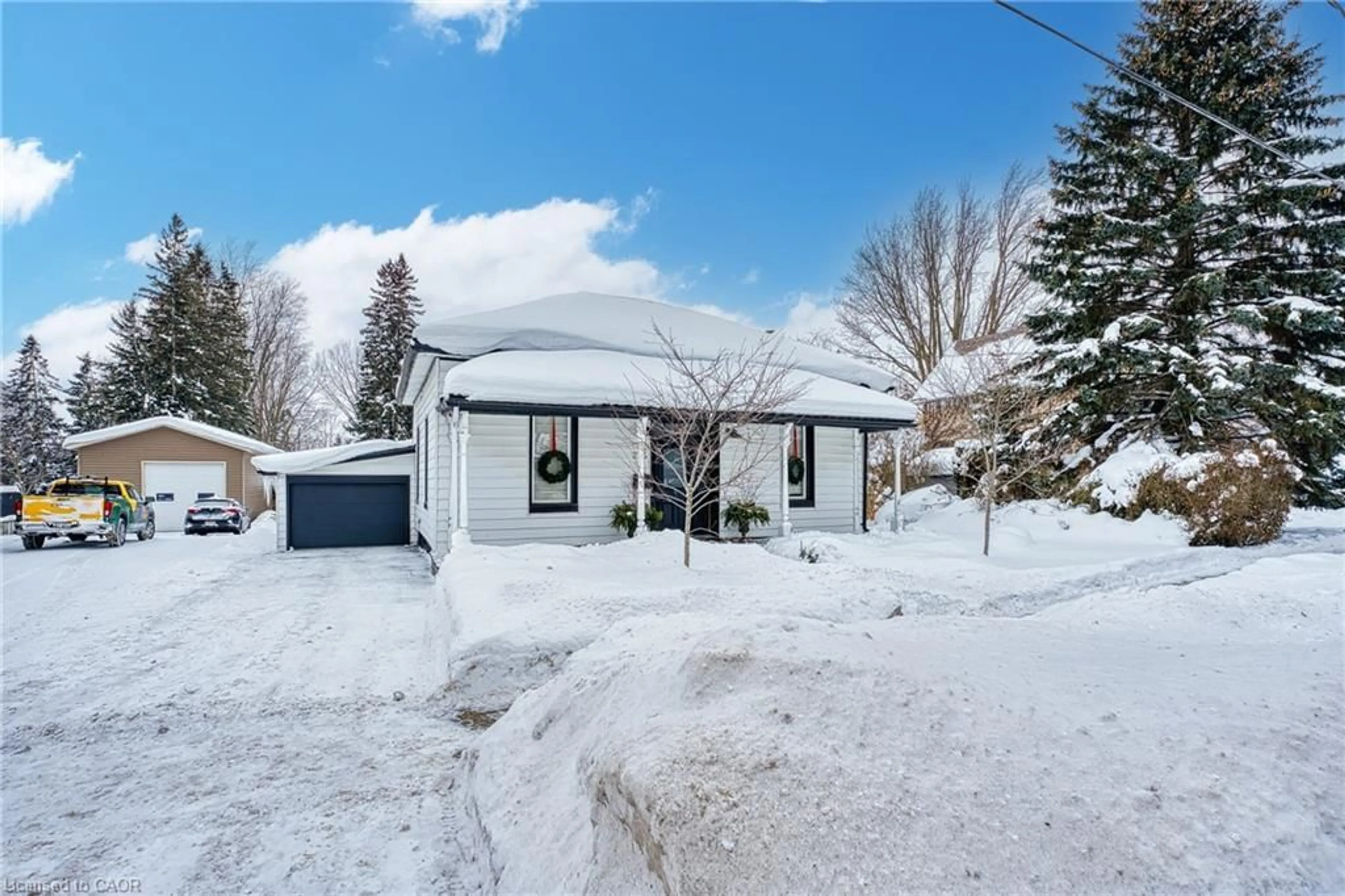 A pic from outside/outdoor area/front of a property/back of a property/a pic from drone, street for 275 Victoria Ave, Listowel Ontario N4W 1S9