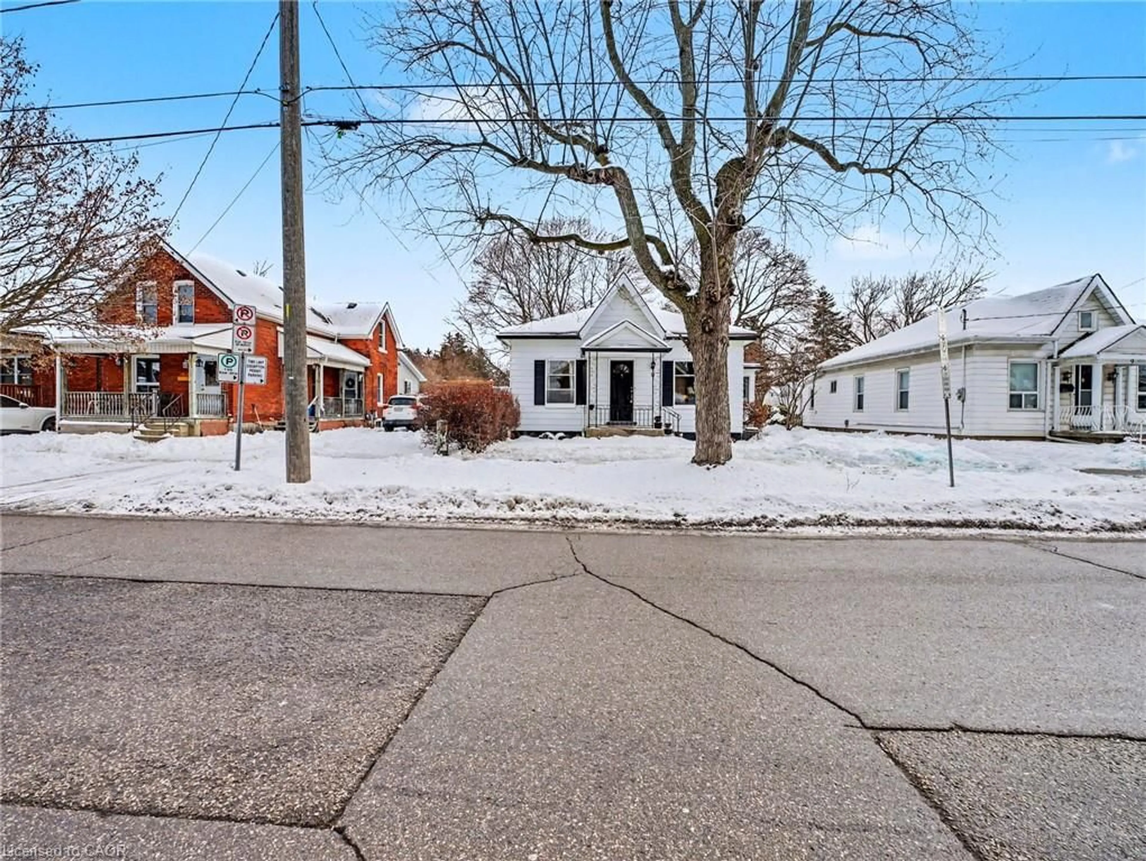 A pic from outside/outdoor area/front of a property/back of a property/a pic from drone, street for 11 Wells Ave, Brantford Ontario N3R 4J3