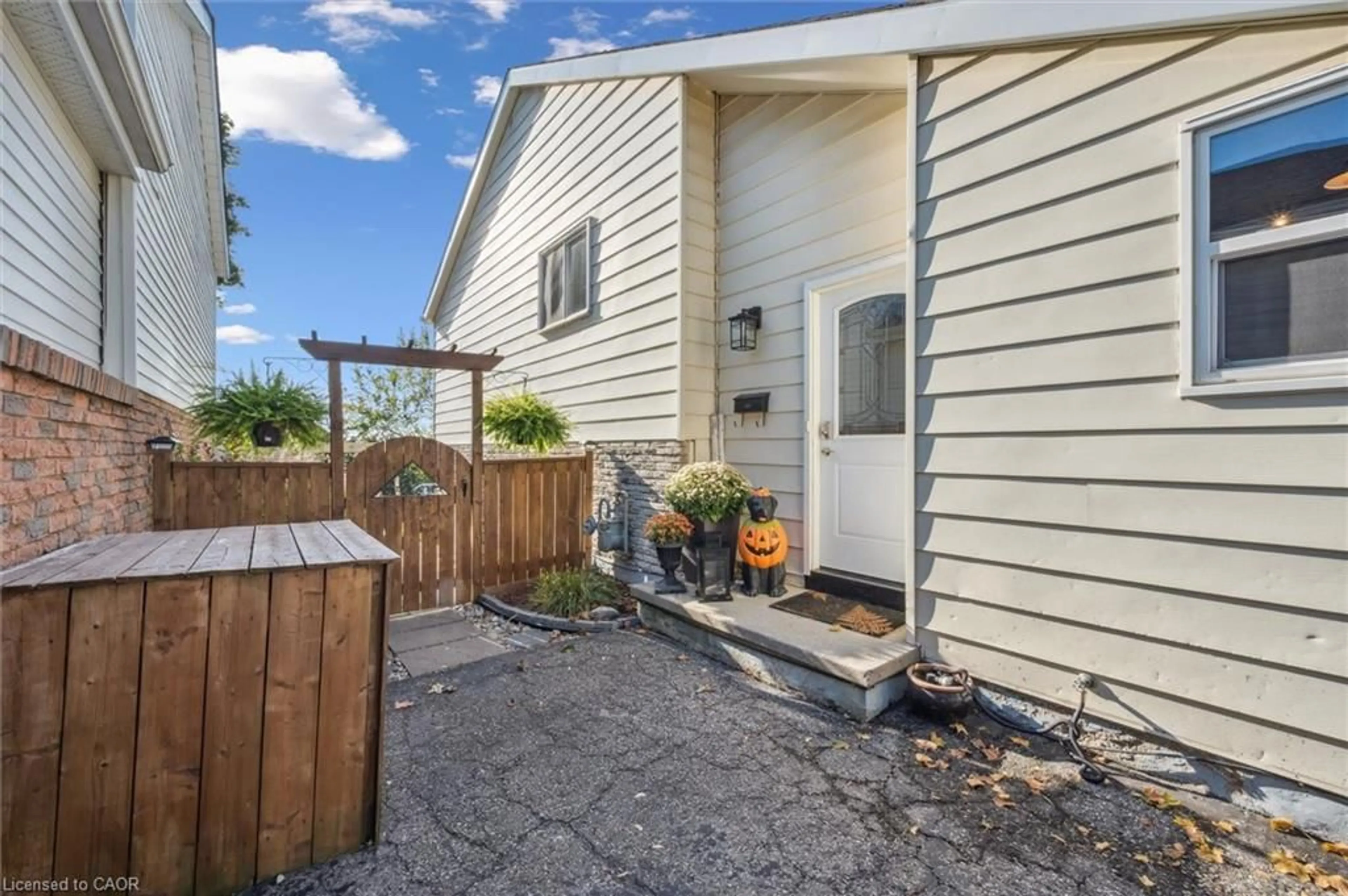 Patio, street for 95 Macatee Pl, Cambridge Ontario N1R 7G5