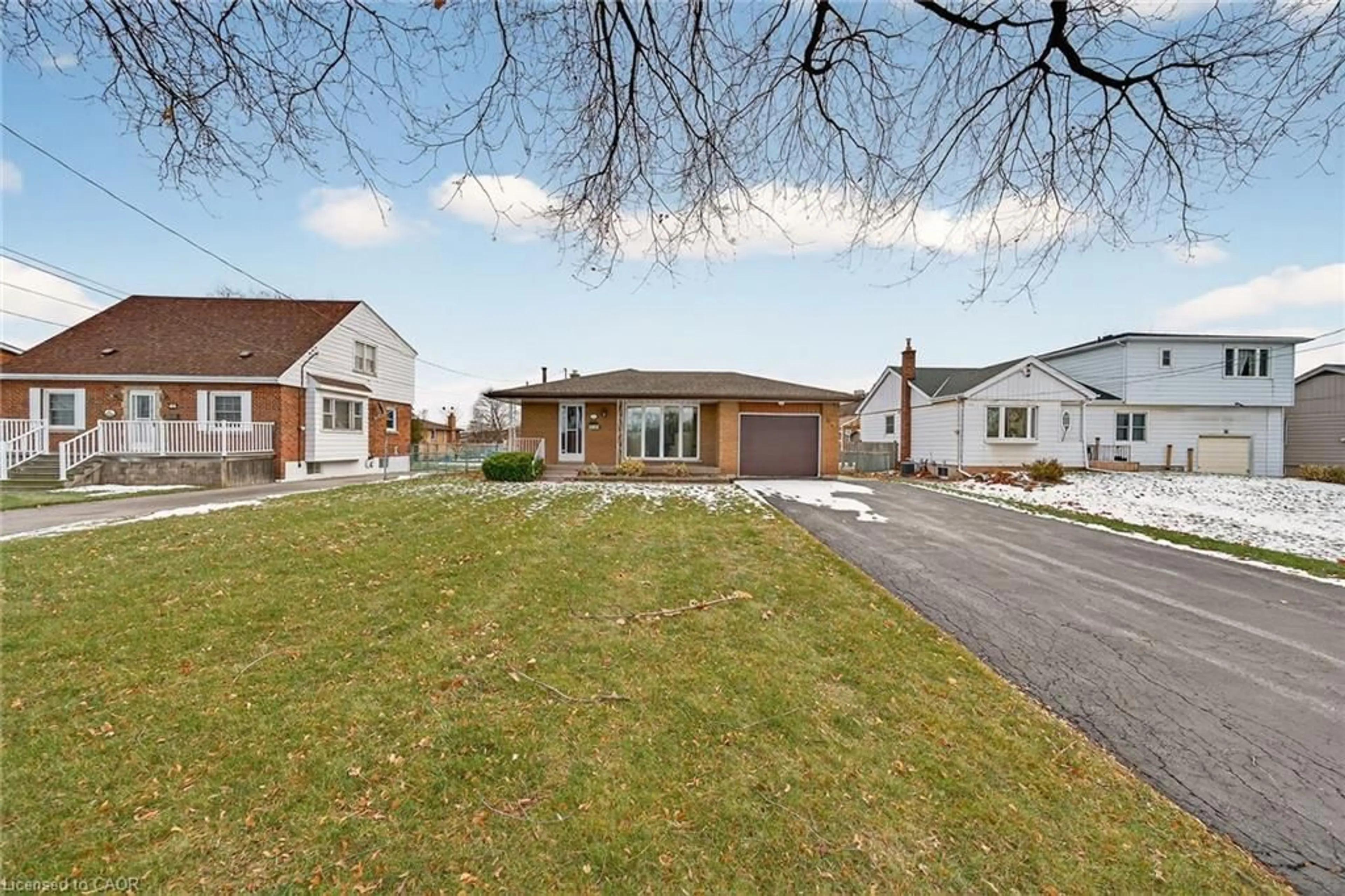 A pic from outside/outdoor area/front of a property/back of a property/a pic from drone, street for 90 Pottruff Rd, Hamilton Ontario L8H 2M1