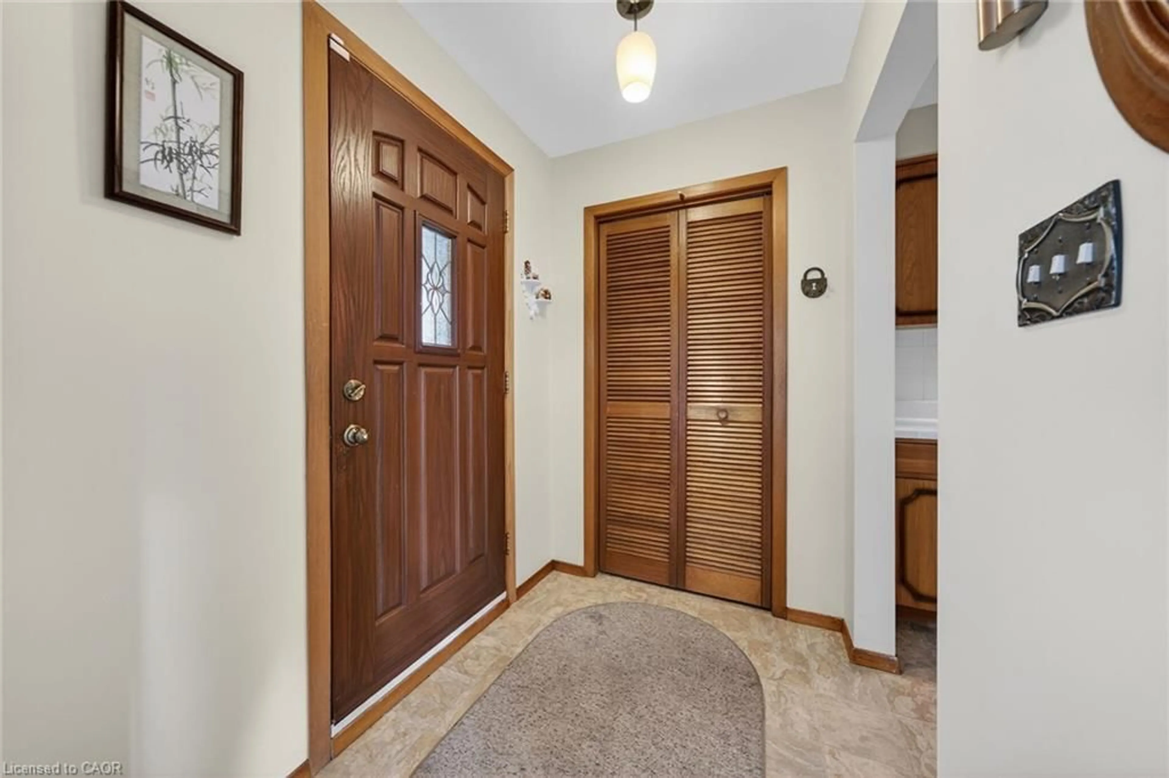 Indoor entryway for 90 Pottruff Rd, Hamilton Ontario L8H 2M1