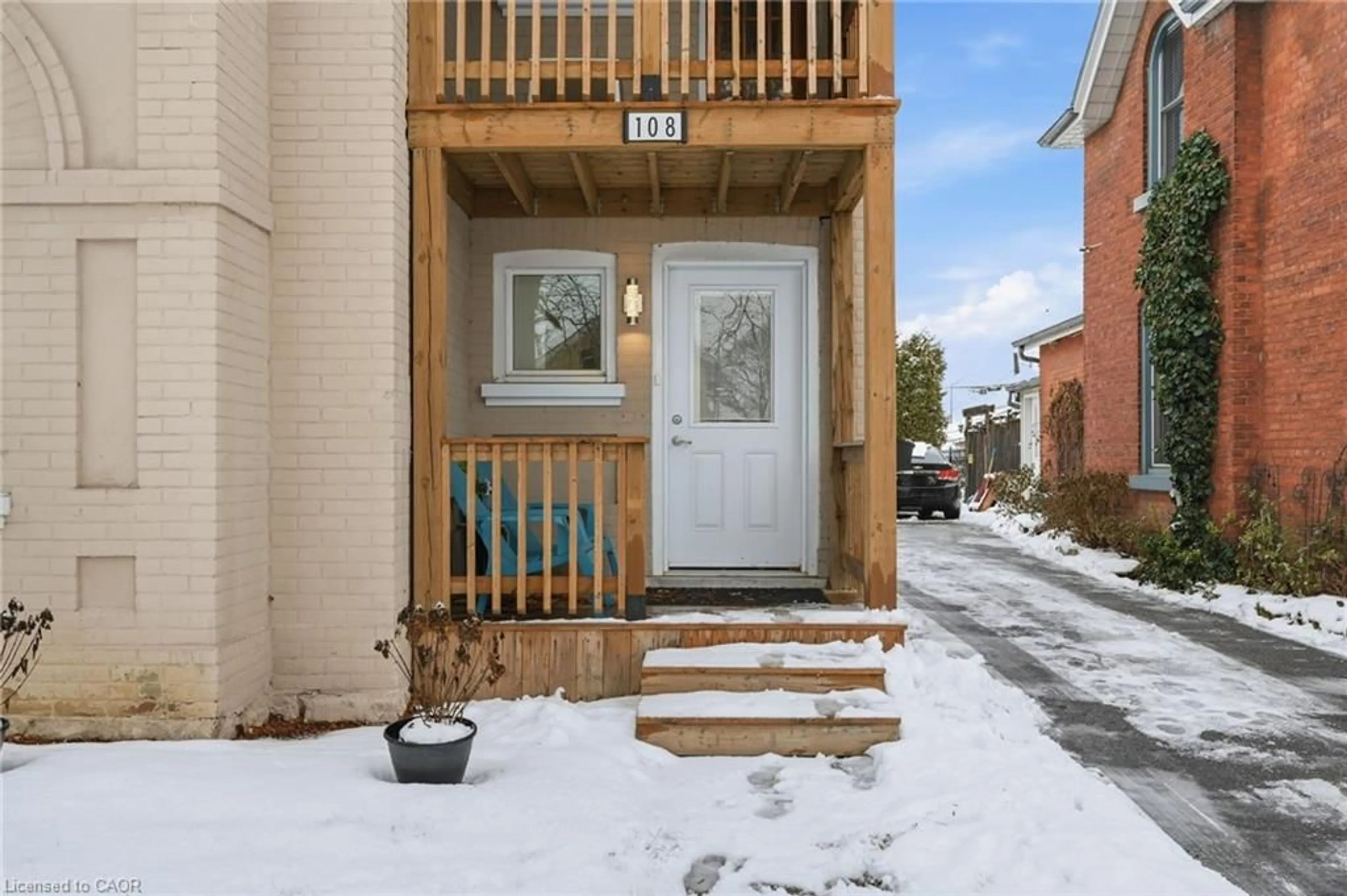 Indoor entryway for 108 Eagle Ave, Brantford Ontario N3S 1Z5