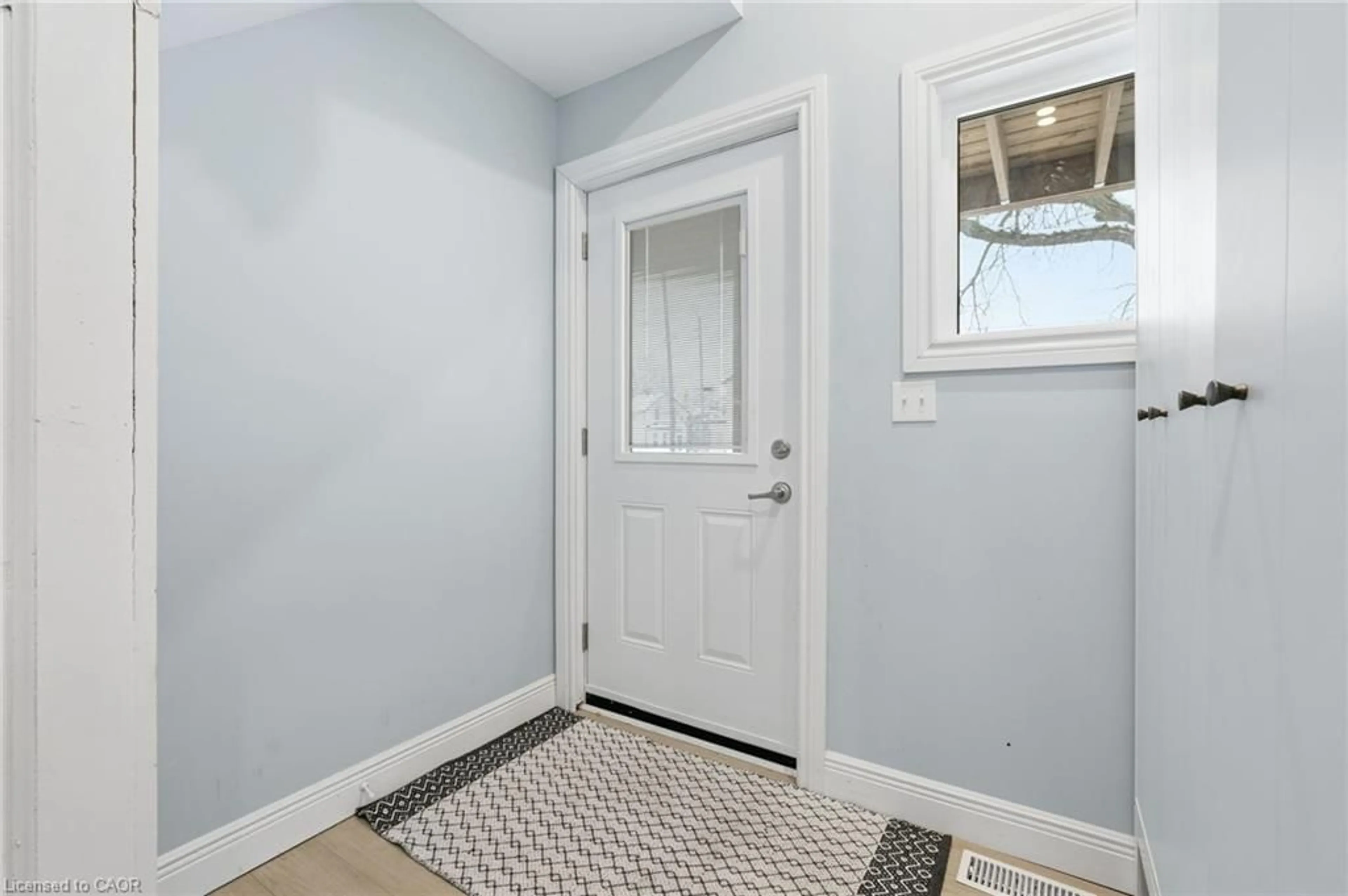 Indoor entryway for 108 Eagle Ave, Brantford Ontario N3S 1Z5