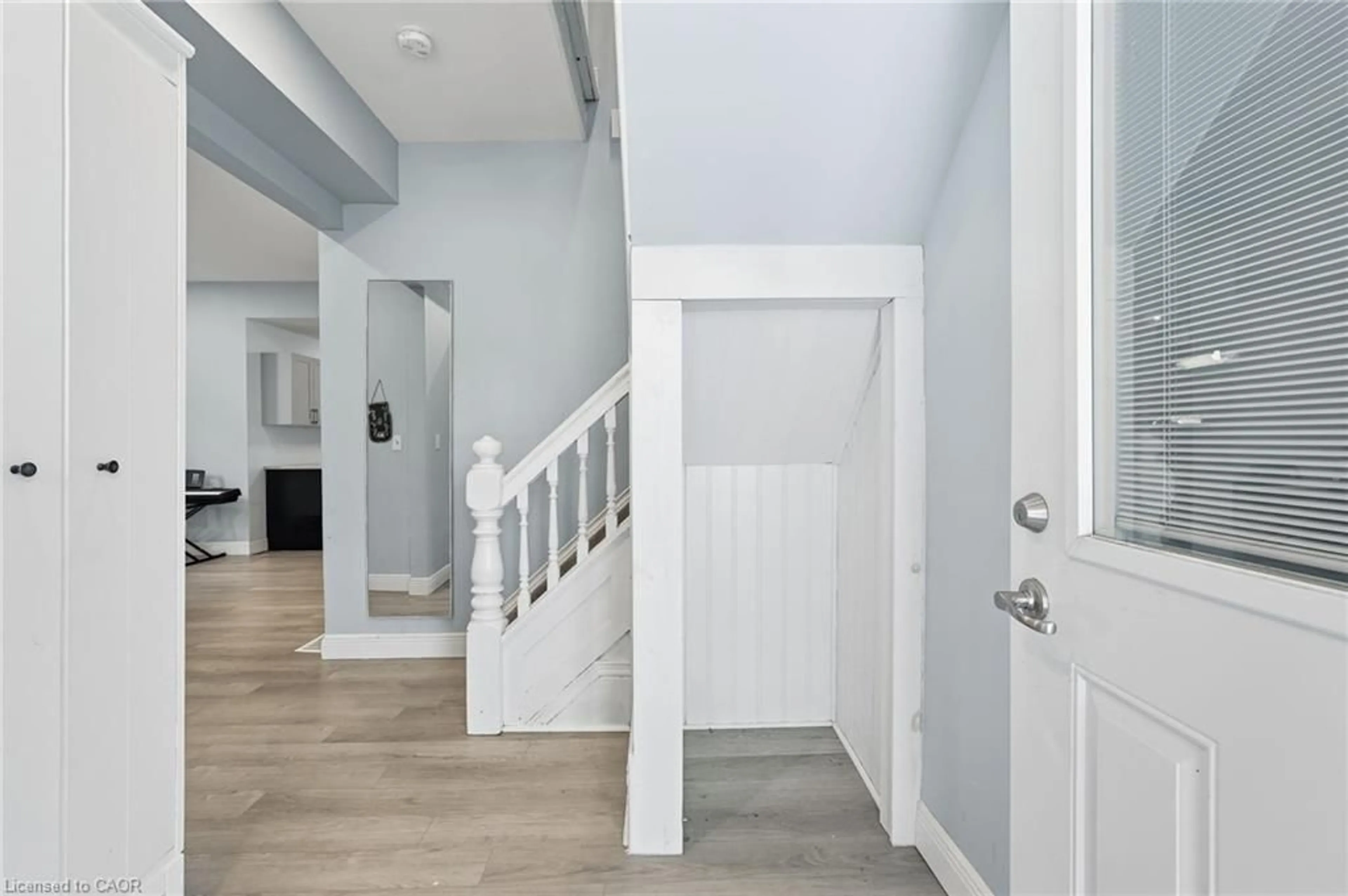 Indoor entryway for 108 Eagle Ave, Brantford Ontario N3S 1Z5