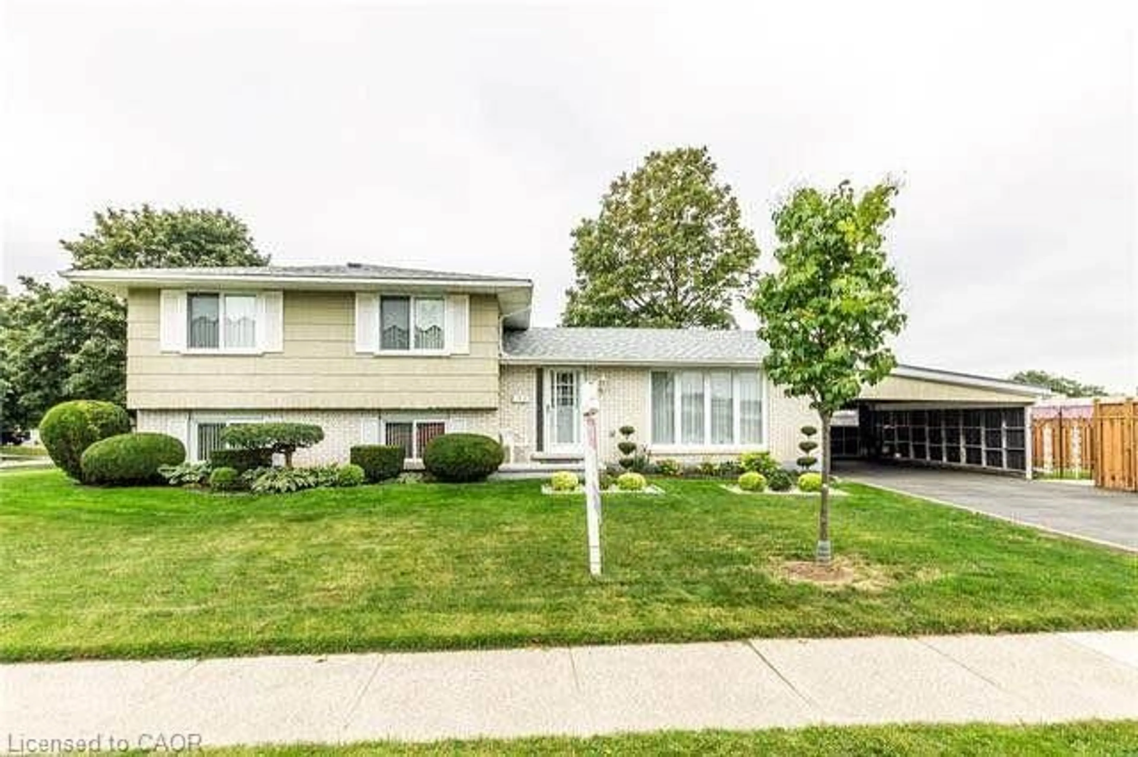 Home with vinyl exterior material, street for 102 Munch Ave, Cambridge Ontario N1R 6H8