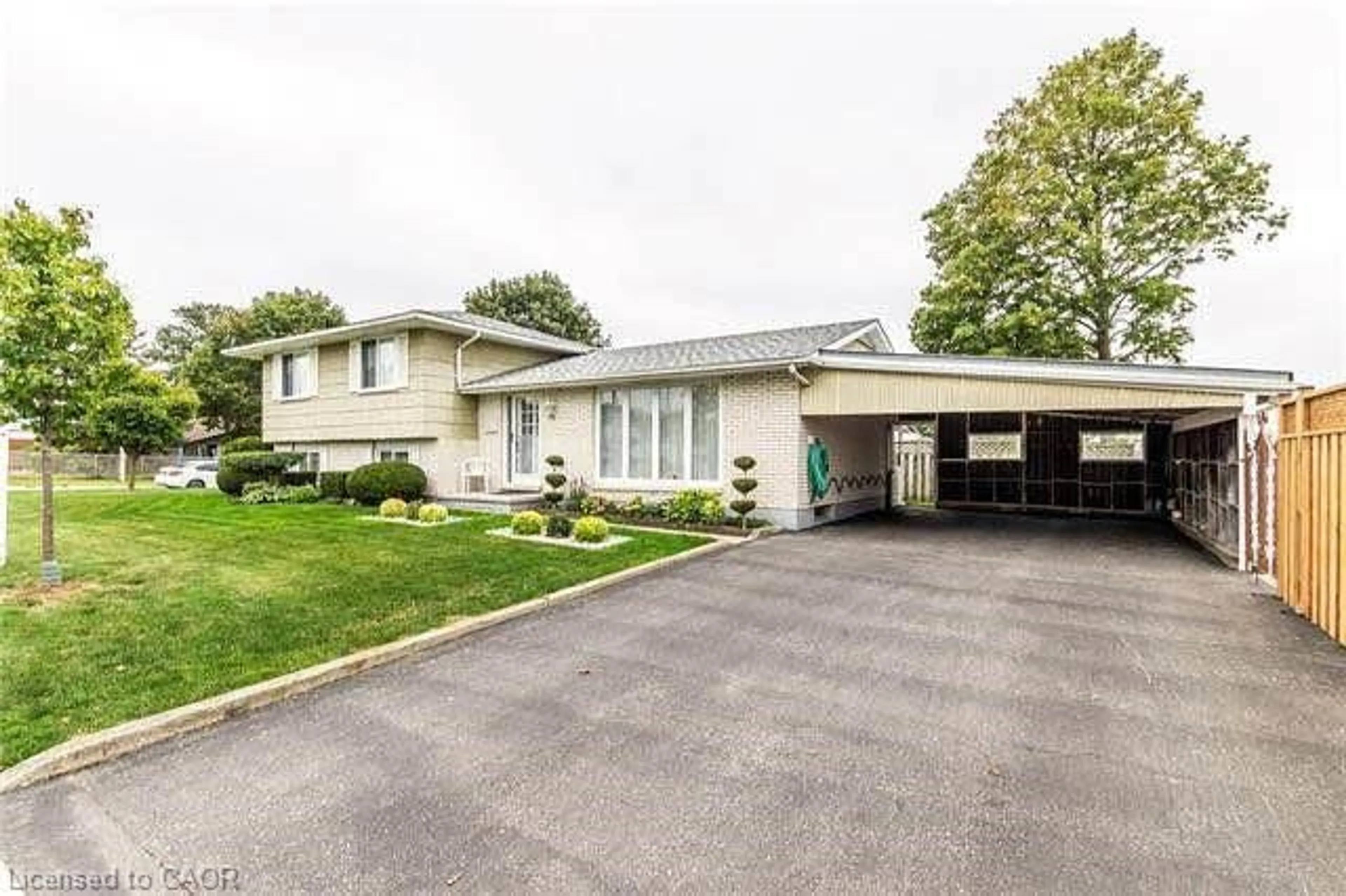 A pic from outside/outdoor area/front of a property/back of a property/a pic from drone, street for 102 Munch Ave, Cambridge Ontario N1R 6H8