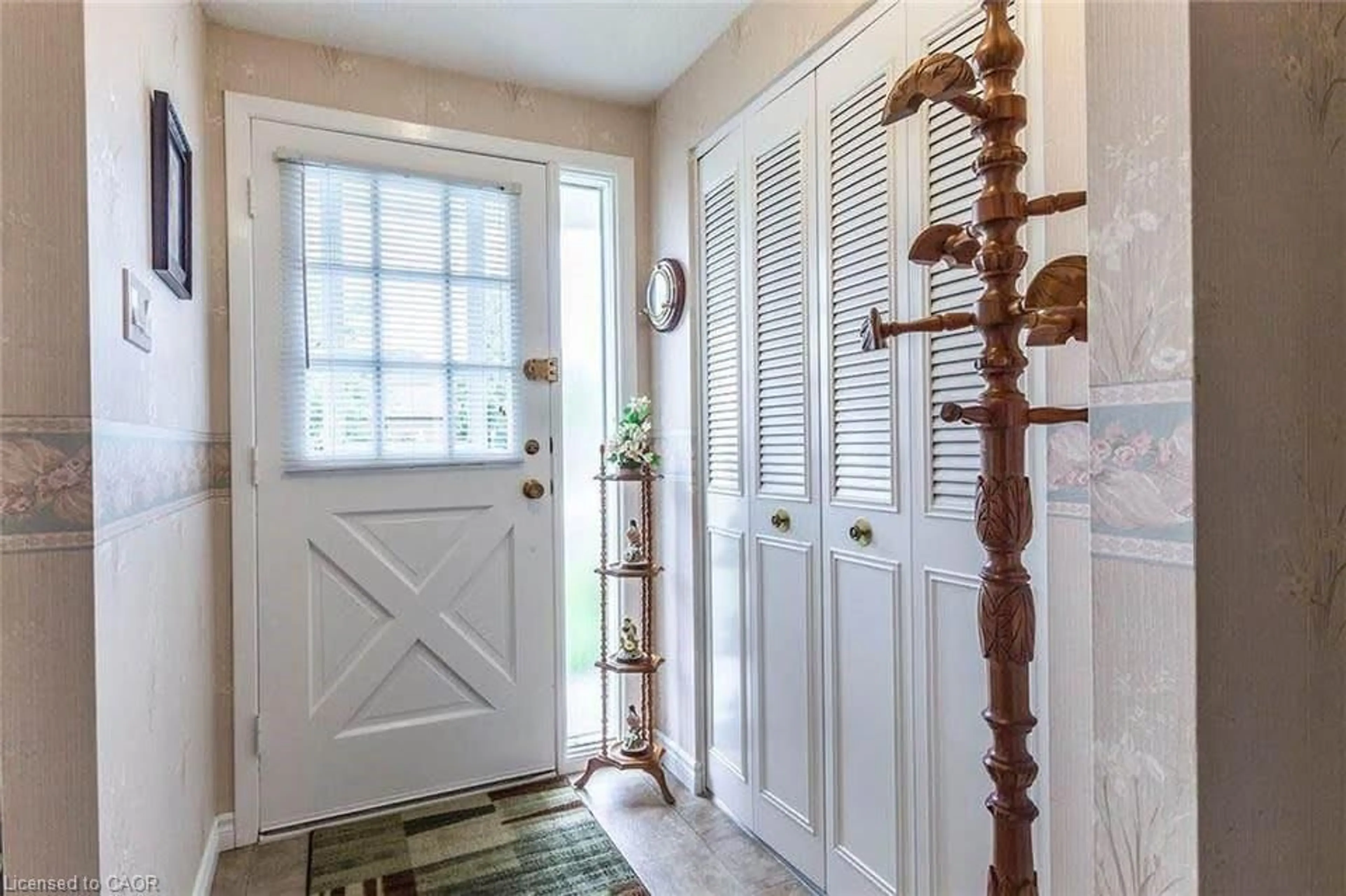 Indoor entryway for 102 Munch Ave, Cambridge Ontario N1R 6H8