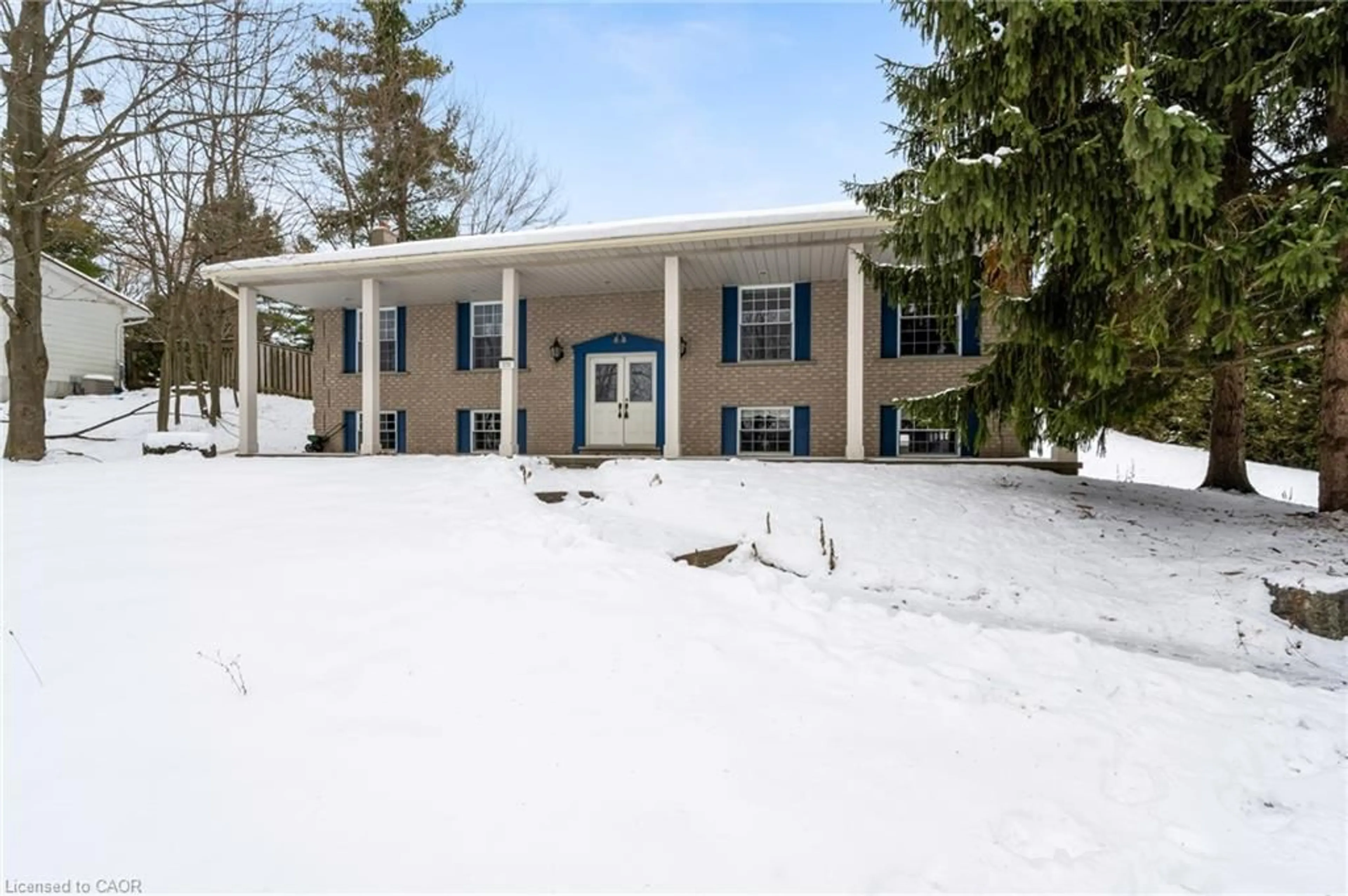 Indoor foyer for 231 Freelton Rd, Freelton Ontario L8B 0Z5