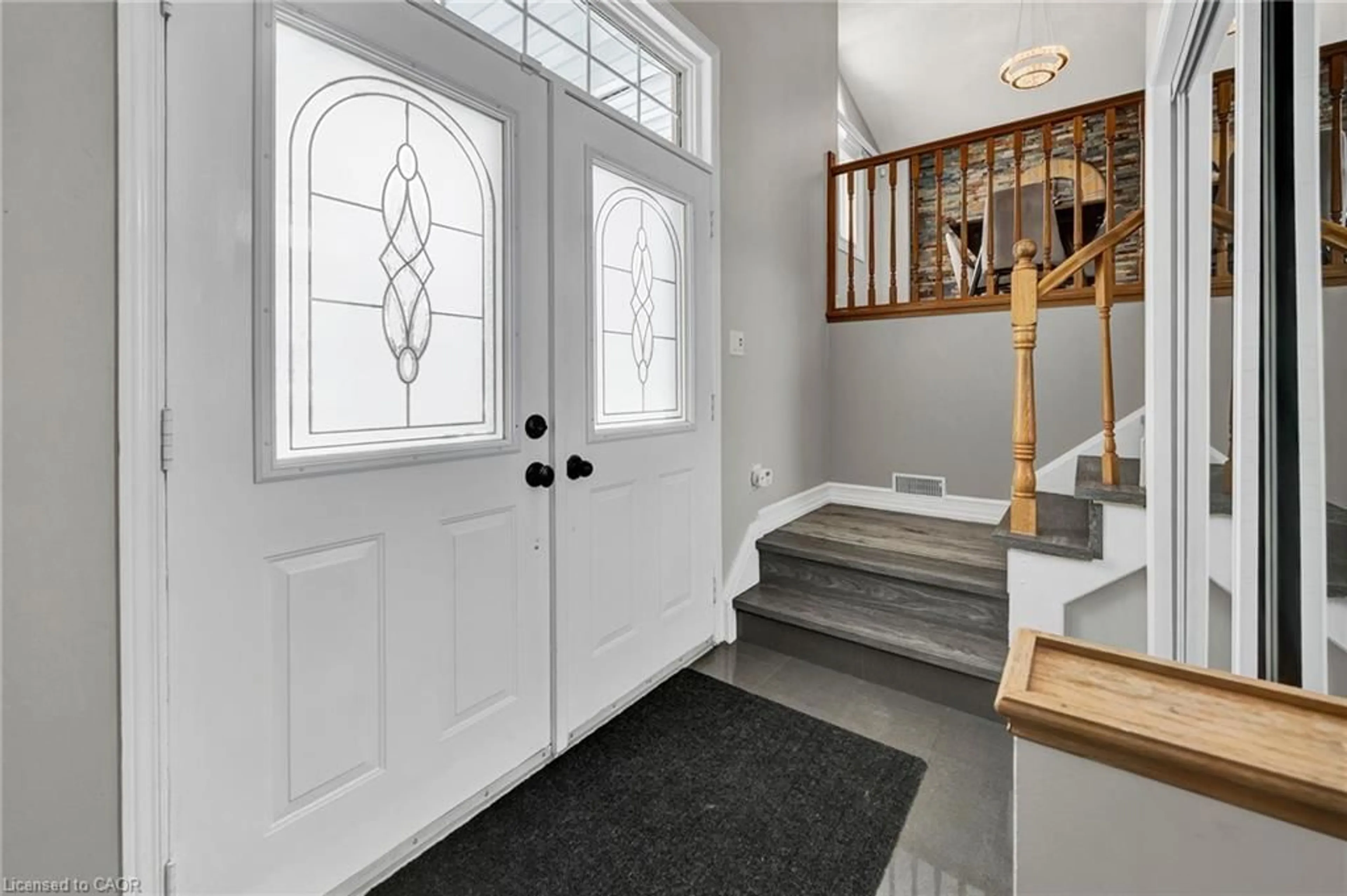 Indoor entryway for 299 Erinbrook Dr, Kitchener Ontario N2E 3M2