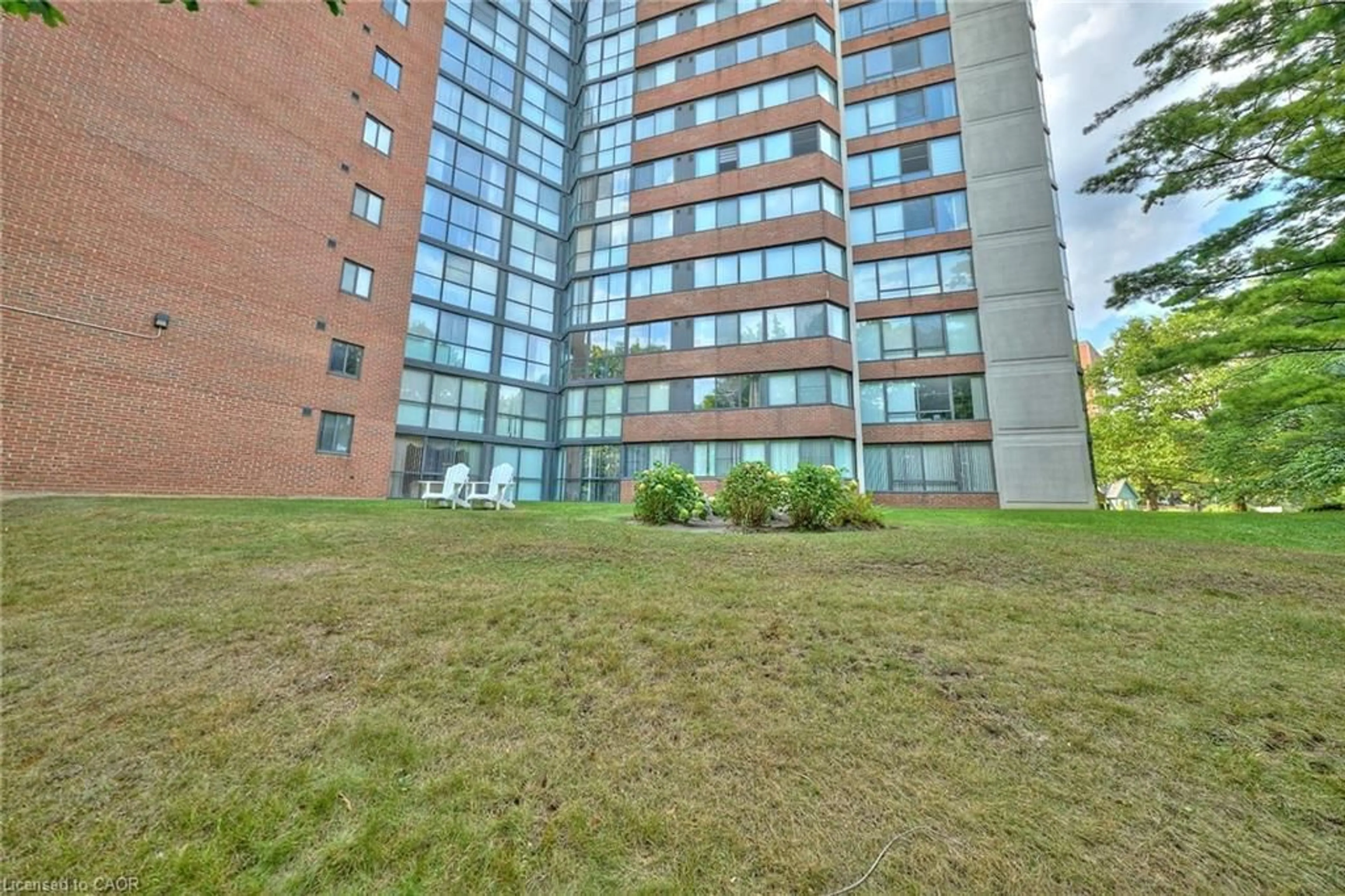 Patio, building for 1240 Marlborough Crt #504, Oakville Ontario L6H 3K7