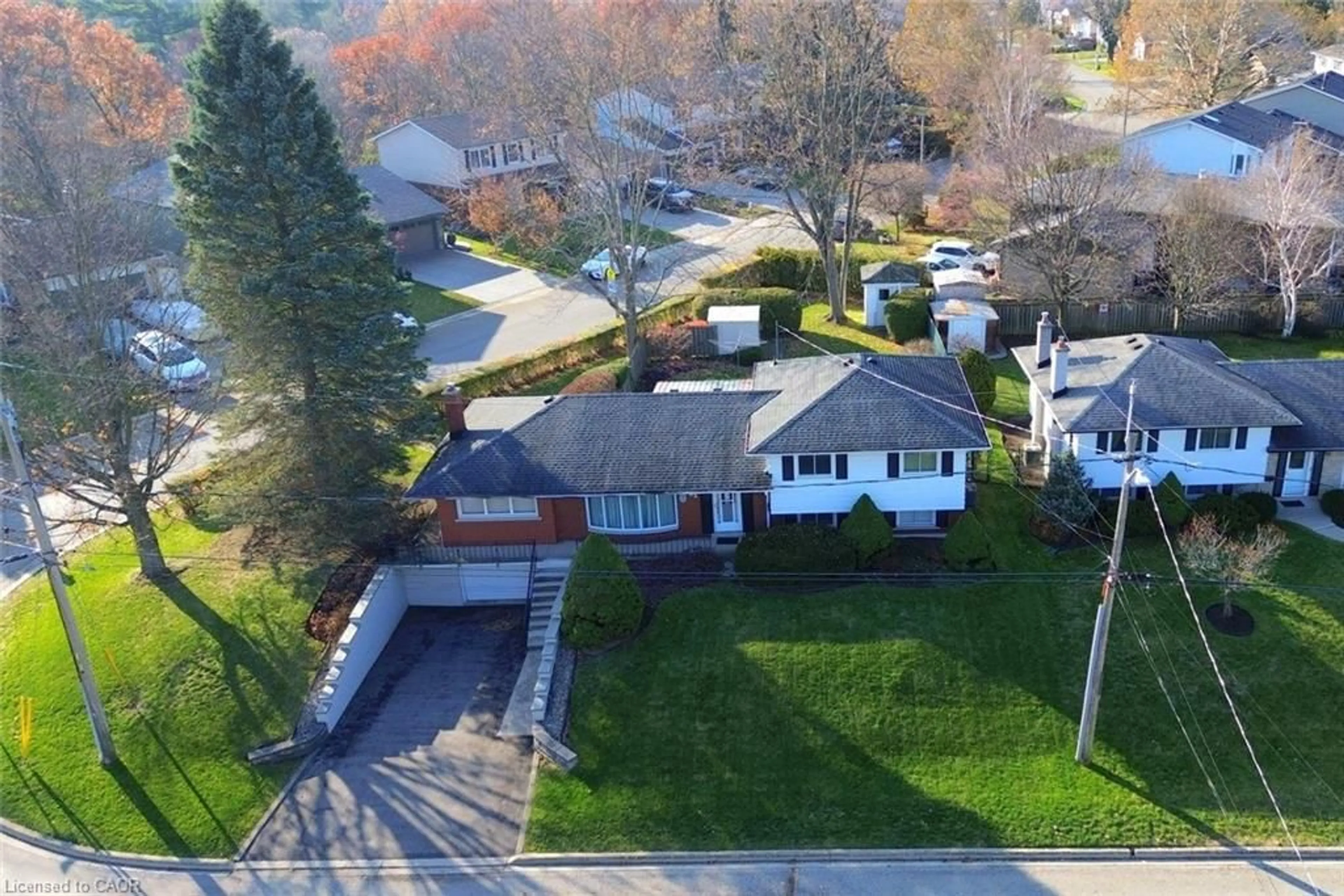 A pic from outside/outdoor area/front of a property/back of a property/a pic from drone, street for 23 Lynndale Dr, Dundas Ontario L9H 3L4