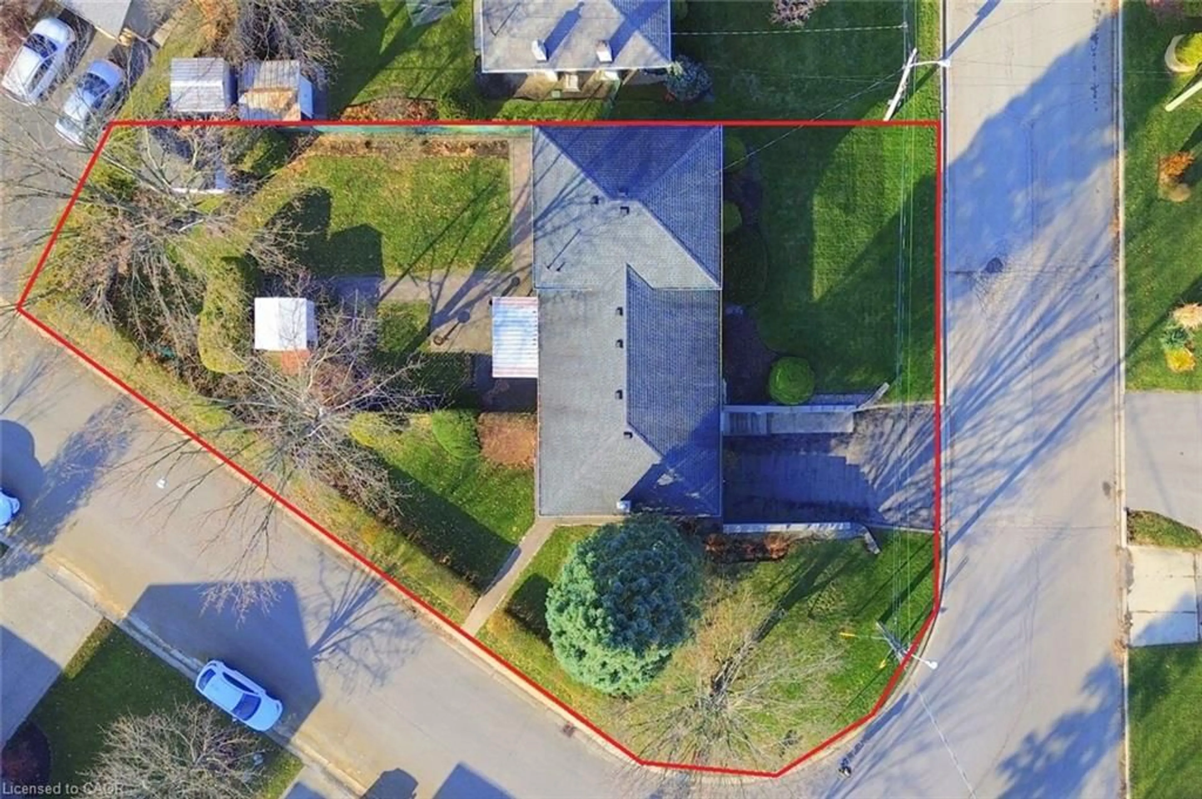 A pic from outside/outdoor area/front of a property/back of a property/a pic from drone, street for 23 Lynndale Dr, Dundas Ontario L9H 3L4