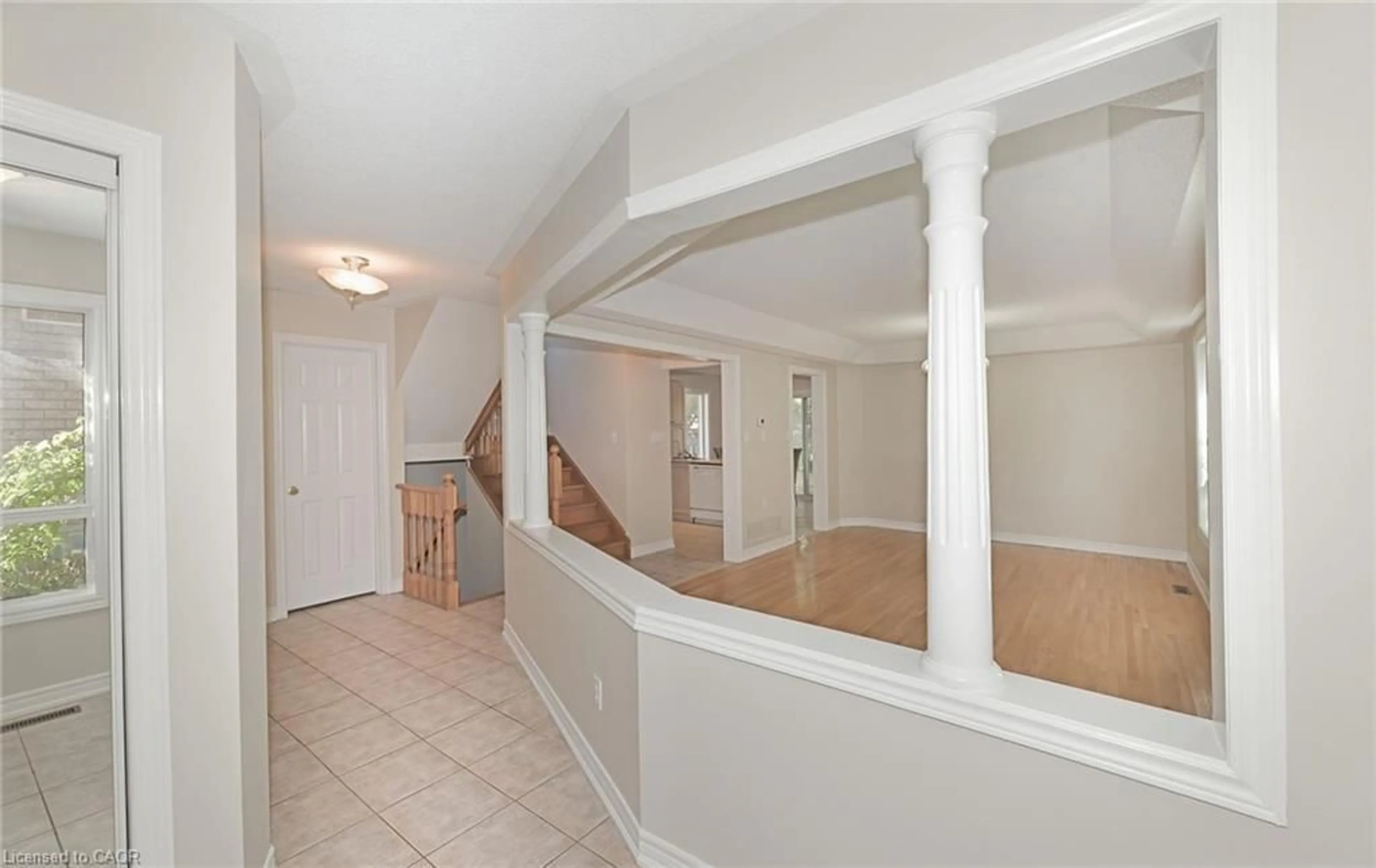 Indoor foyer for 20 Rinaldo Rd, Keswick Ontario L4P 3X9