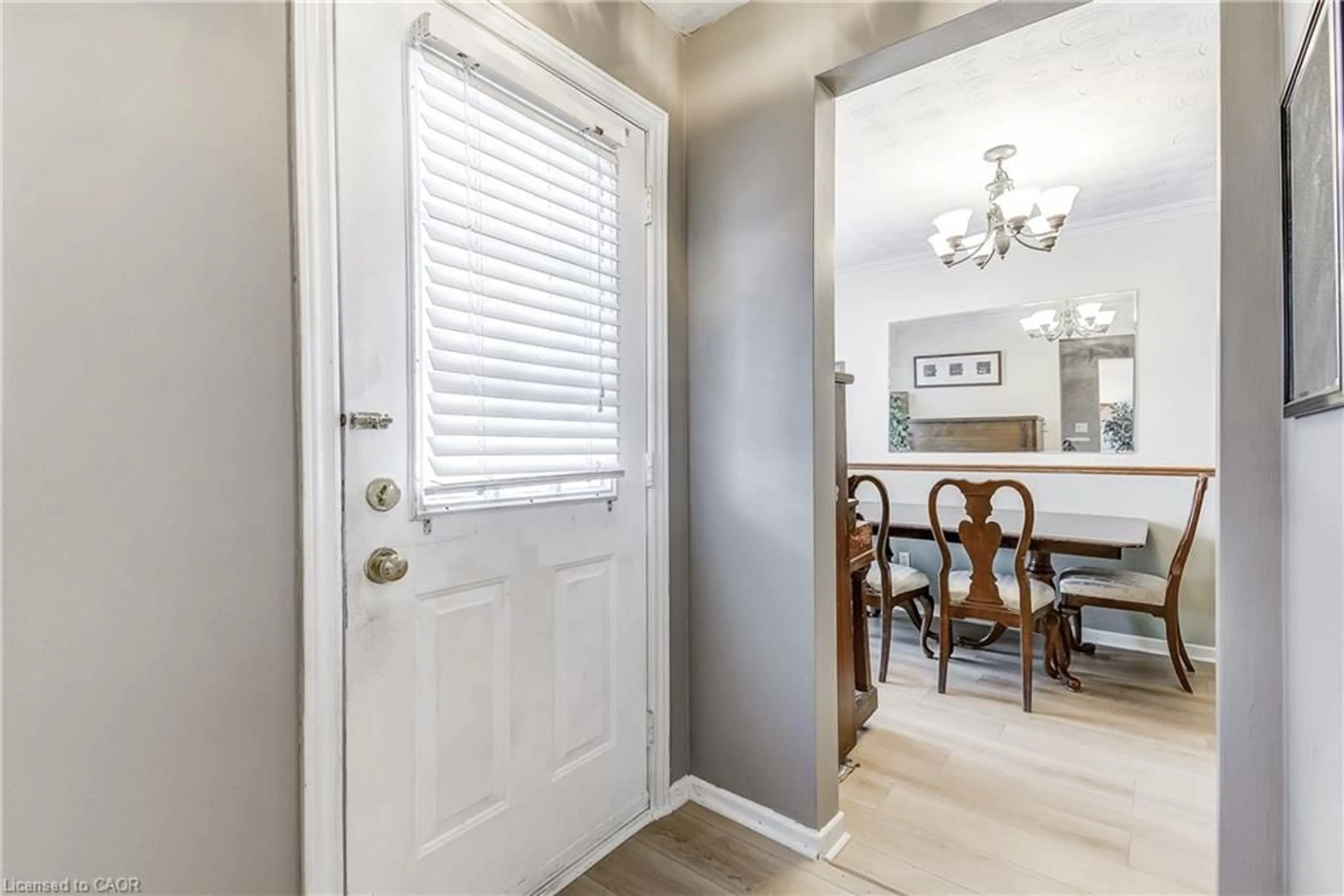 Indoor entryway for 2145 Sandringham Dr, Burlington Ontario L7P 1T8
