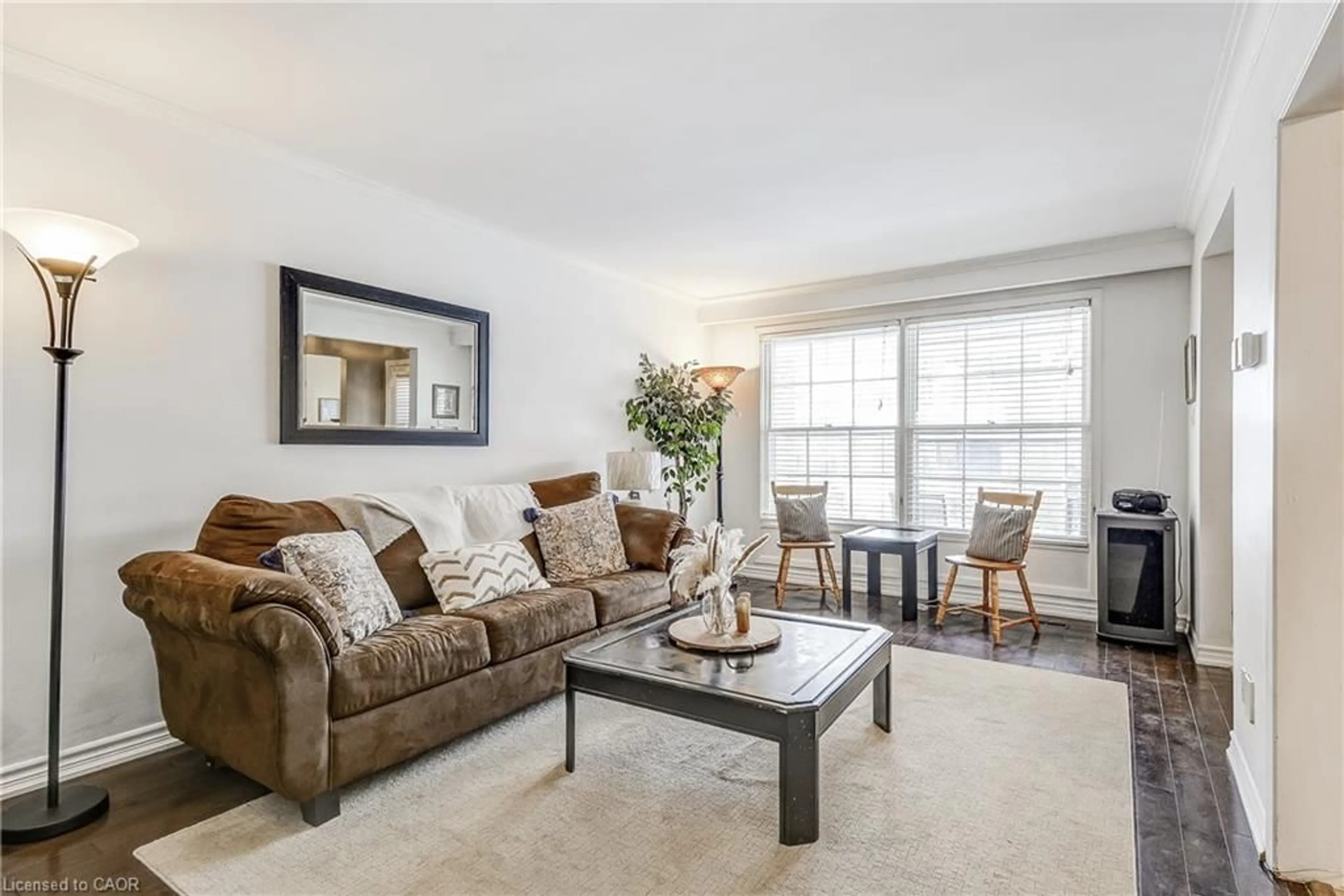 Living room with furniture, unknown for 2145 Sandringham Dr, Burlington Ontario L7P 1T8